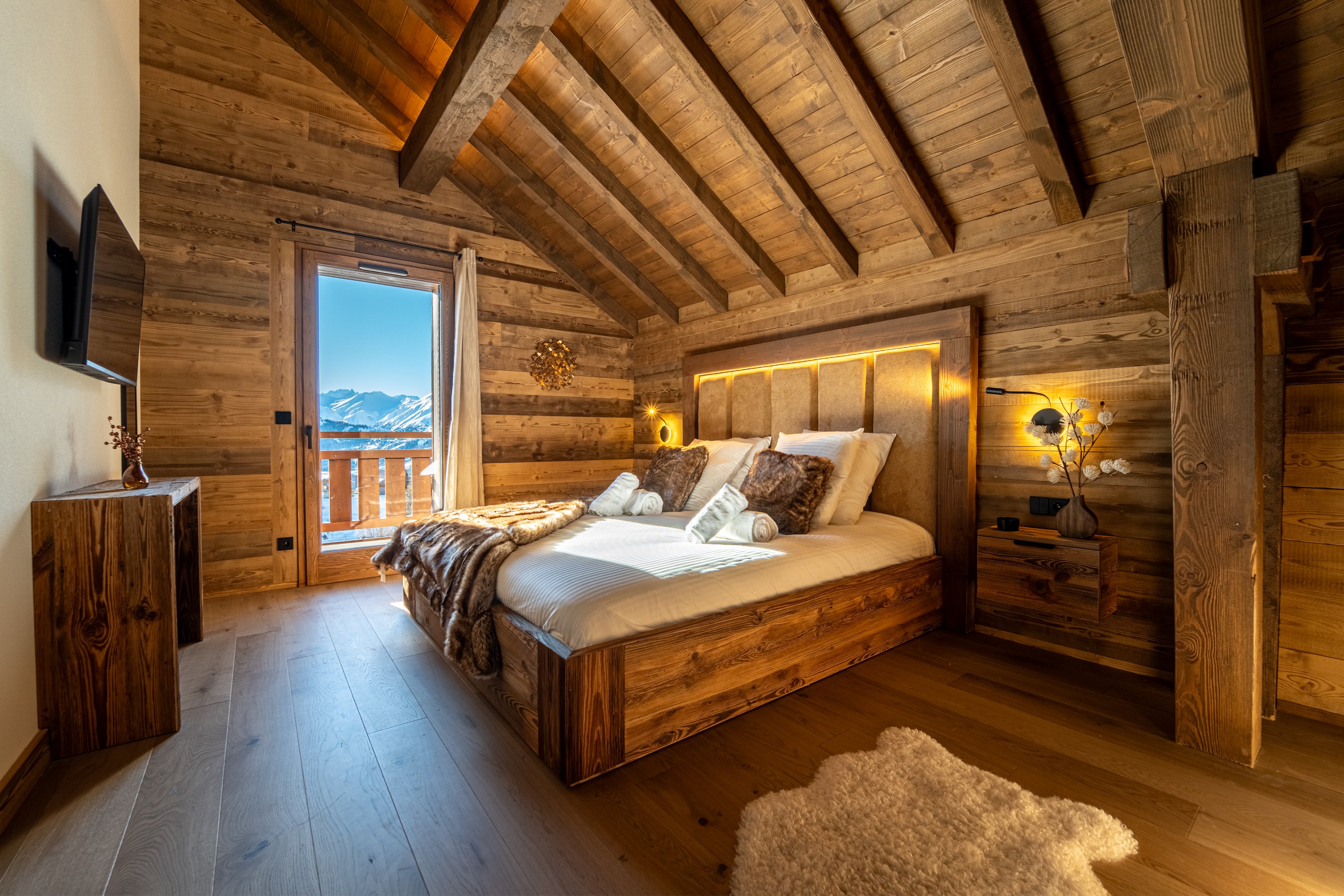Vous découvrirez deux grandes suites parentales avec lit double « King Size » dans chacune d’entre elles.
 Vous retrouverez une décoration soignée et recherchée ainsi que les équipements de confort suivant : TV, sèche serviette, rangement et balcon.
