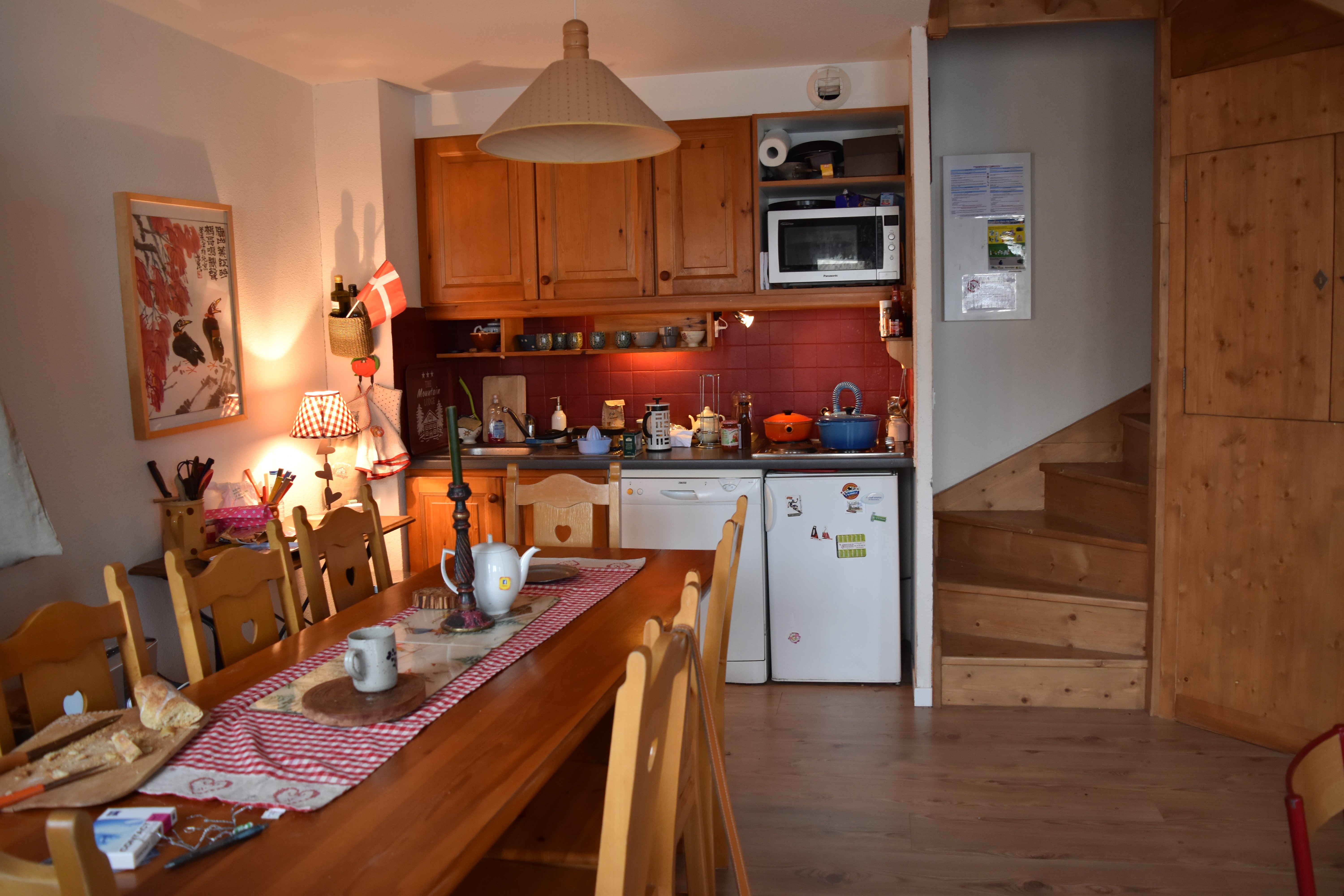 le coin salle-à manger cuisine avec départ de l'escalier