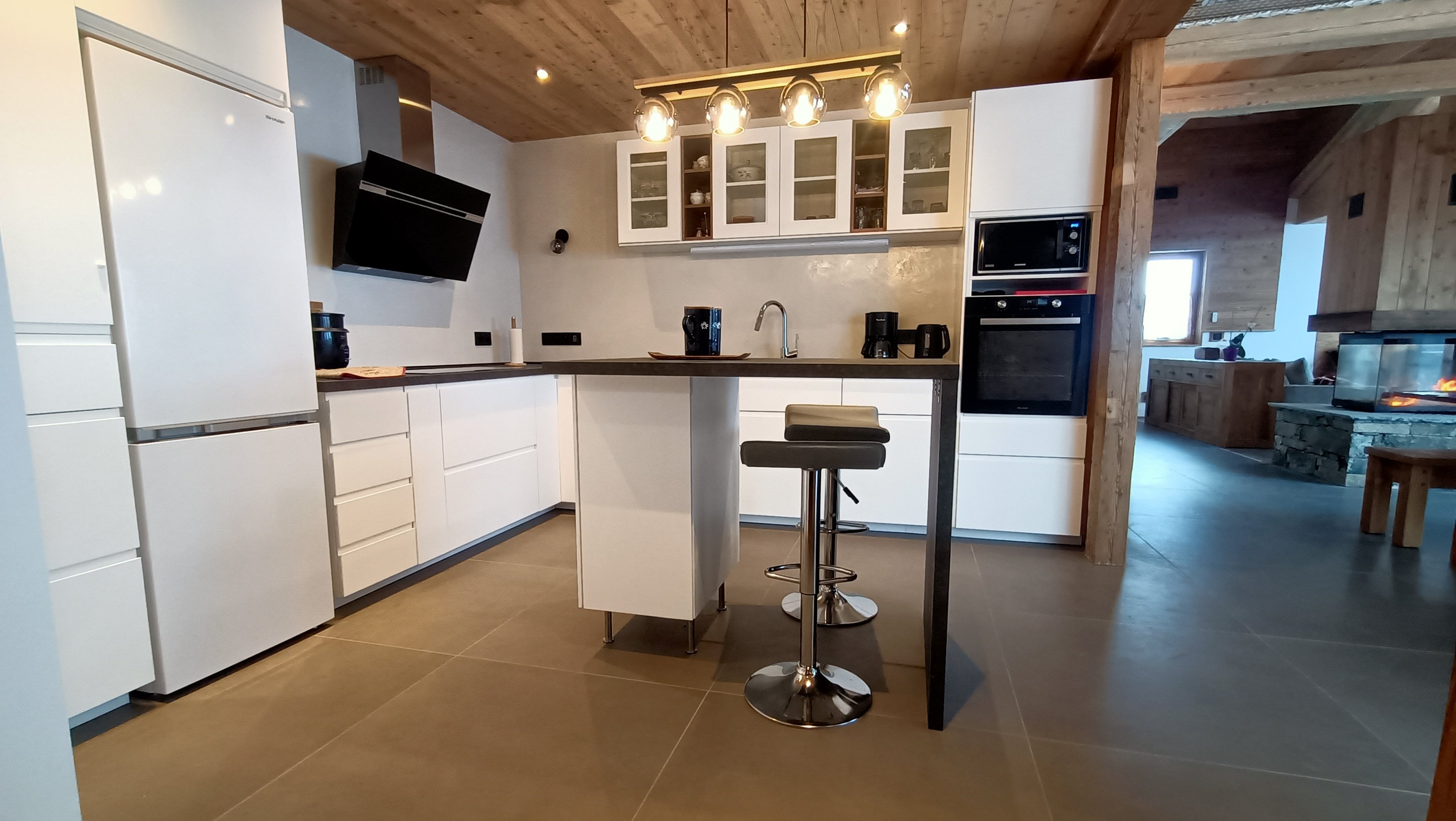 Cuisine toute équipée, moderne et lumineuse avec son ilot central. 