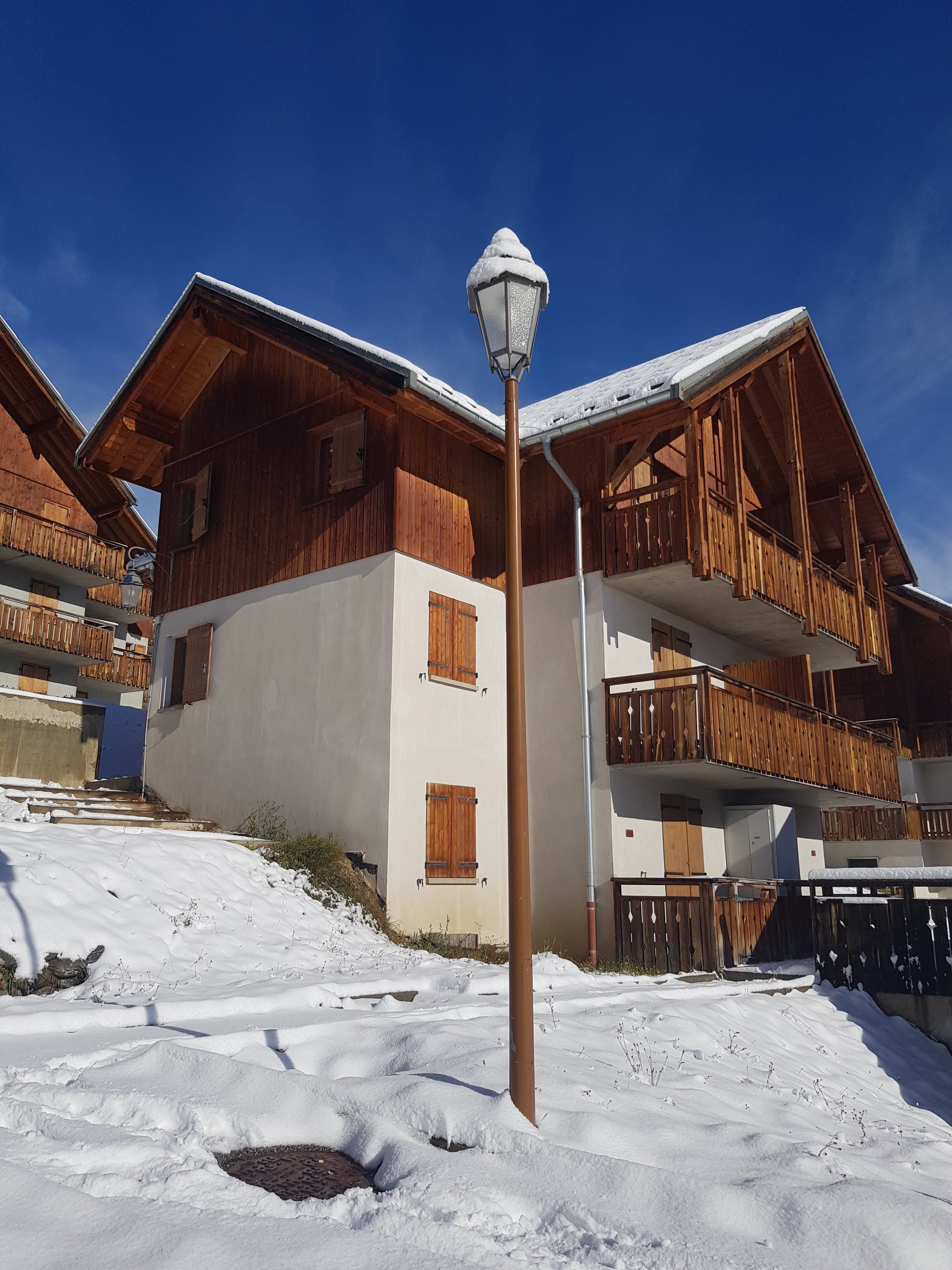 L'appartement se situe au dernier étage de ce chalet.
On peut voir les deux fenêtres des chambres exposition ouest (en haut à gauche) et le balcon exposition sud (en haut à droite).