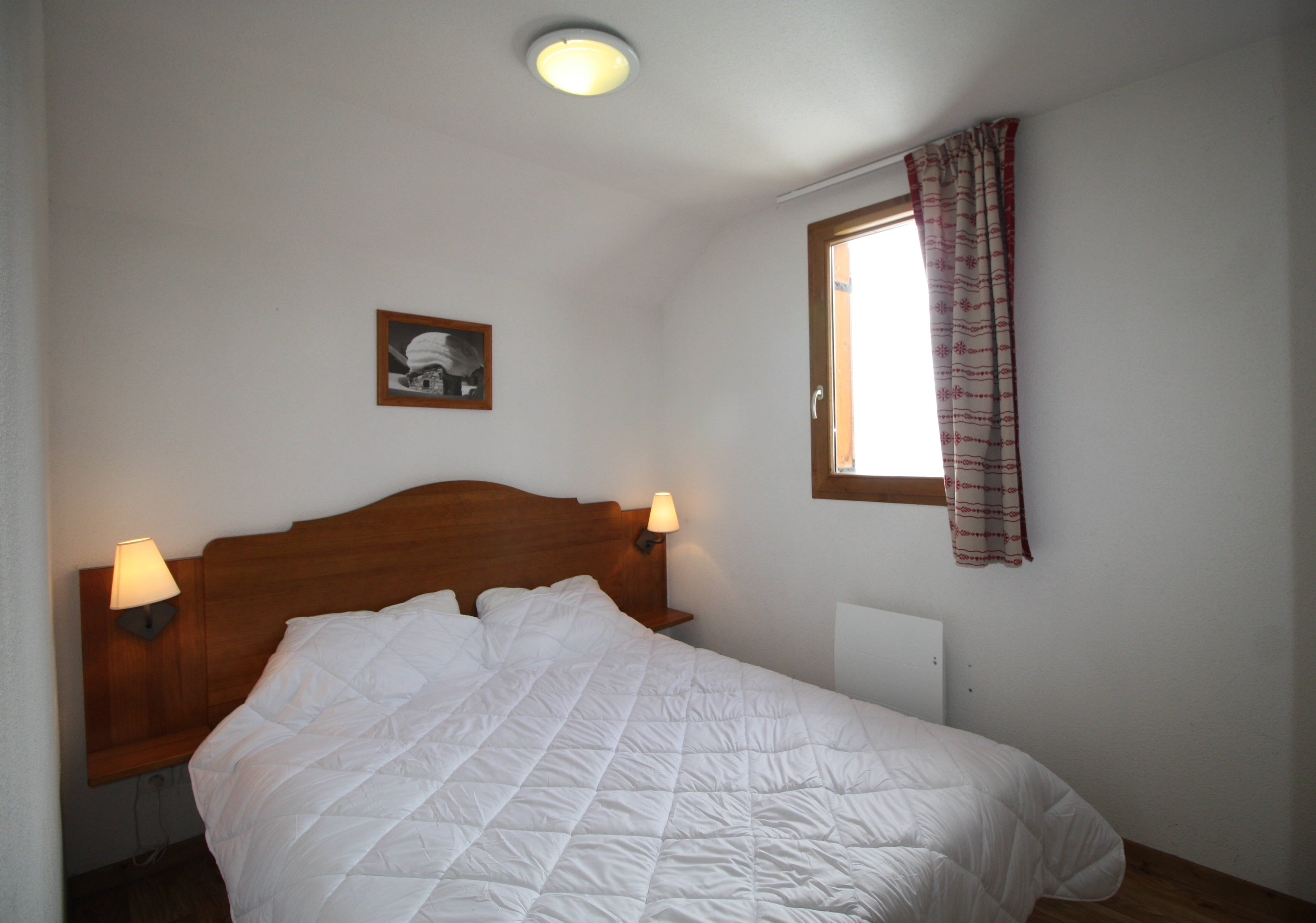 Chambre principale avec lit 160, couette et oreillers. Chauffage neuf Atlantis et un placard de rangement.
Un lit parapluie peut tenir au bout du lit.
Draps en supplément.