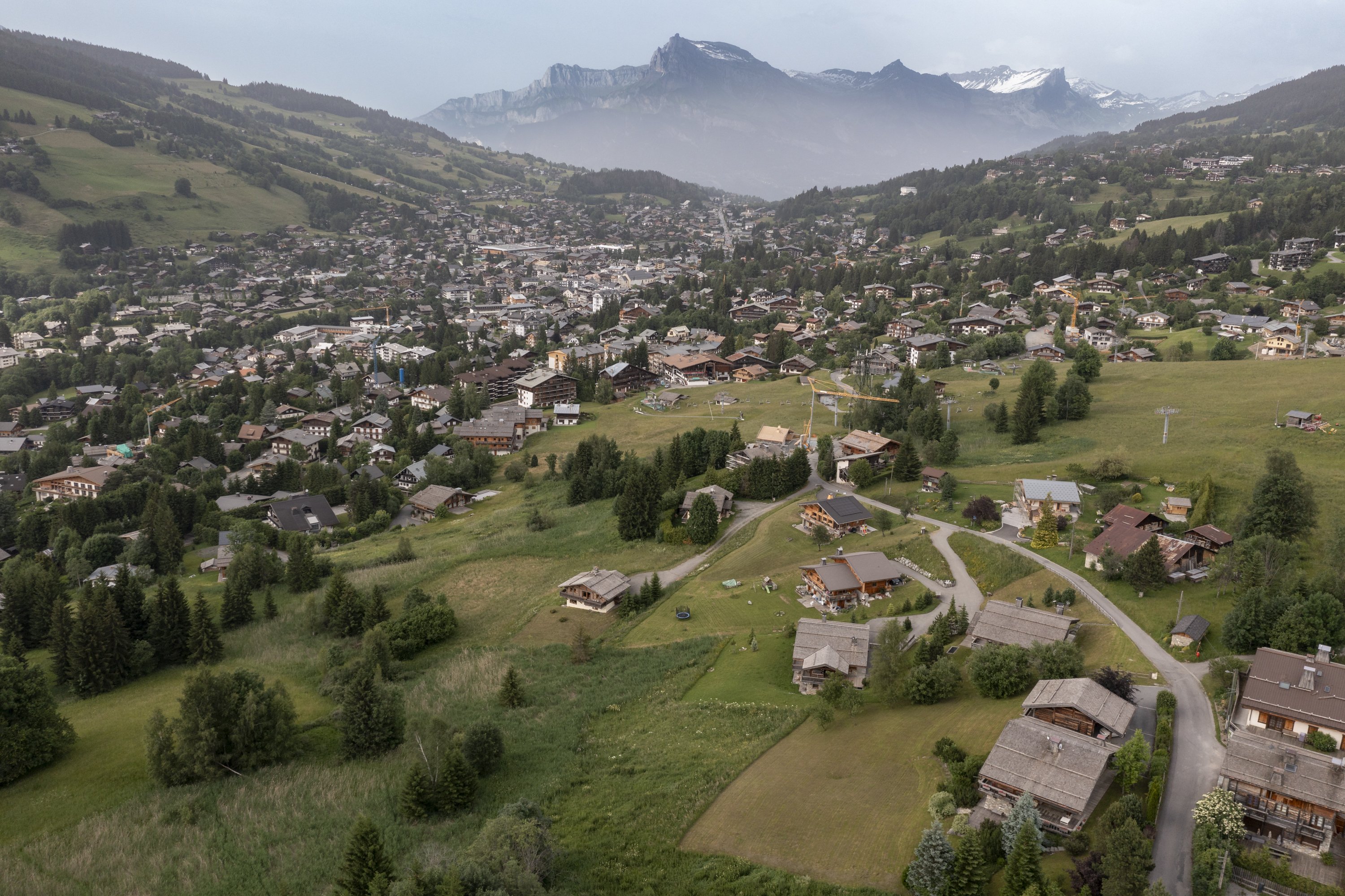 vue de haut sur le village de Megeve 