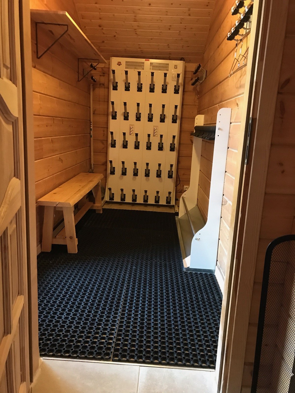 Le local Ski fraîchement équipé de matériel dernier cri vous permettra de faire sécher vos chaussures sur l'appareil prévu à cet effet et stocker tous vos équipements de ski. Il est accessible des l'extérieur et ouvert sur l'entrée.
