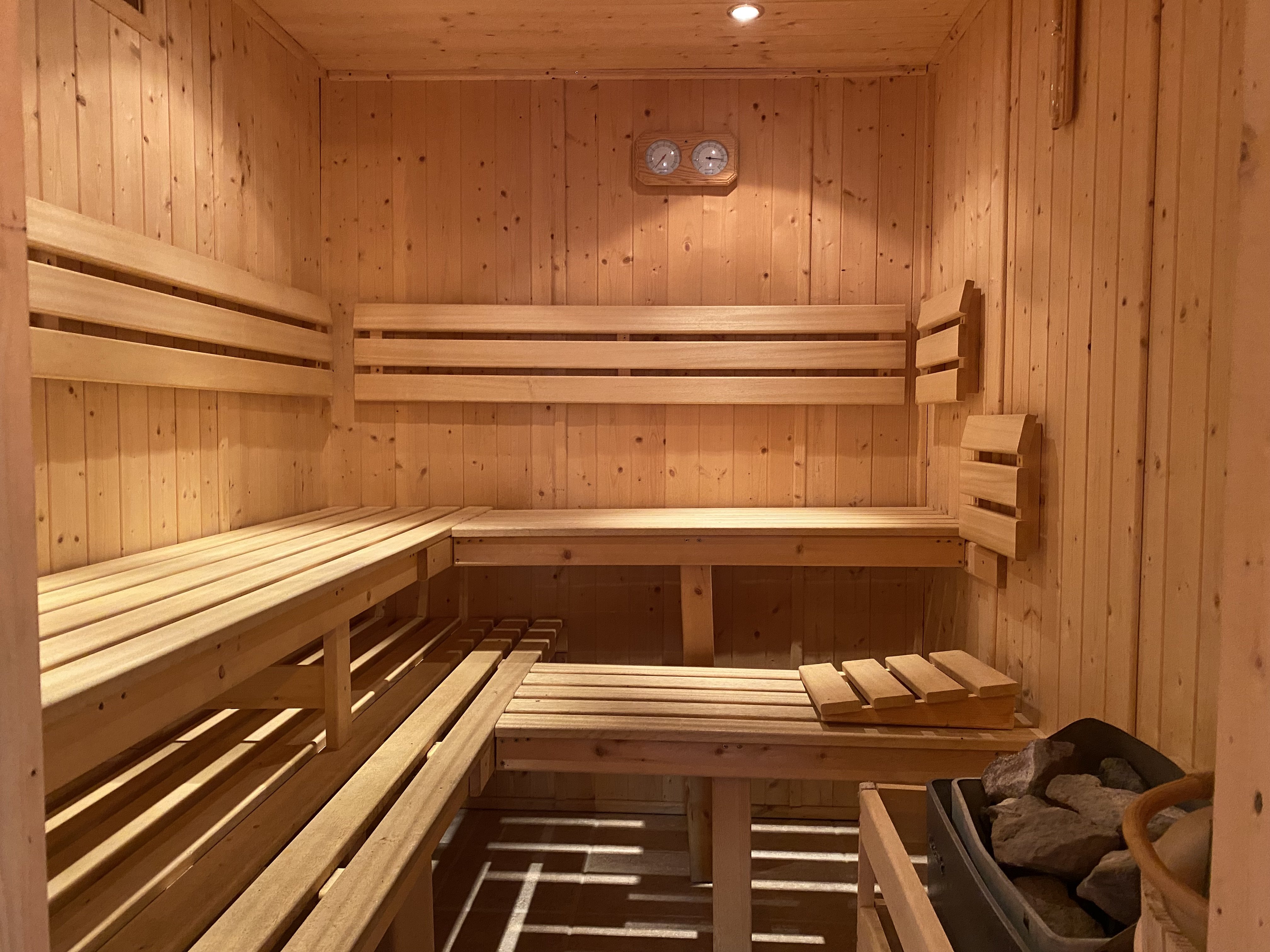 Quoi de mieux qu'un sauna en rentrant des pistes de ski ! Ce sauna scandinave peut accueillir 5 à 6 personnes. Que du bonheur !