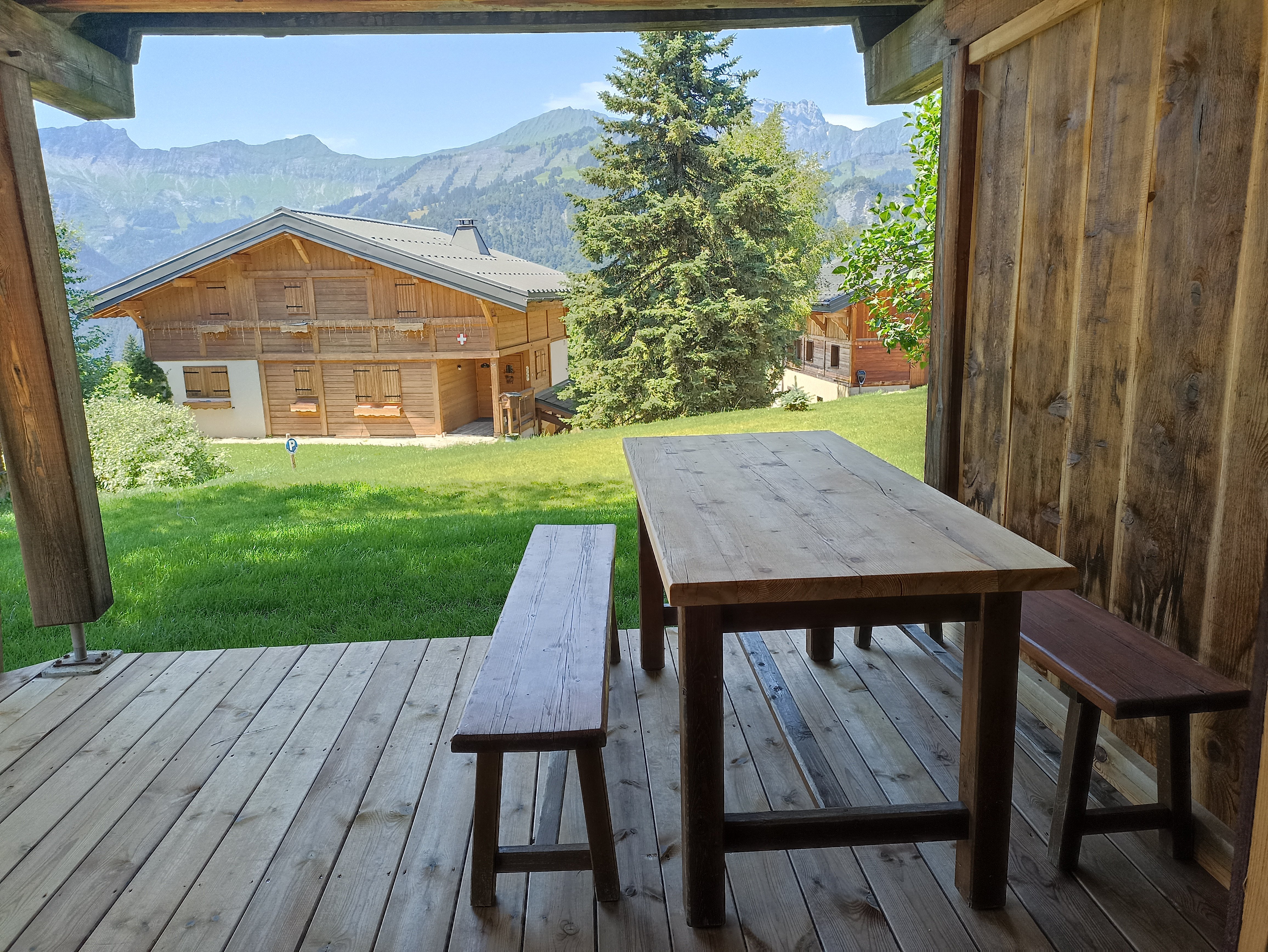 terrasse extérieure vue montagne