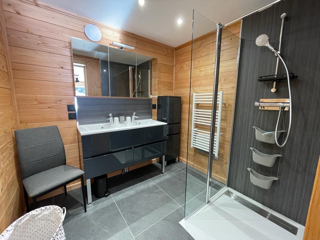 Salle d'eau, double vasque, armoire de toilette, colonne de rangement, sèche serviette soufflant....