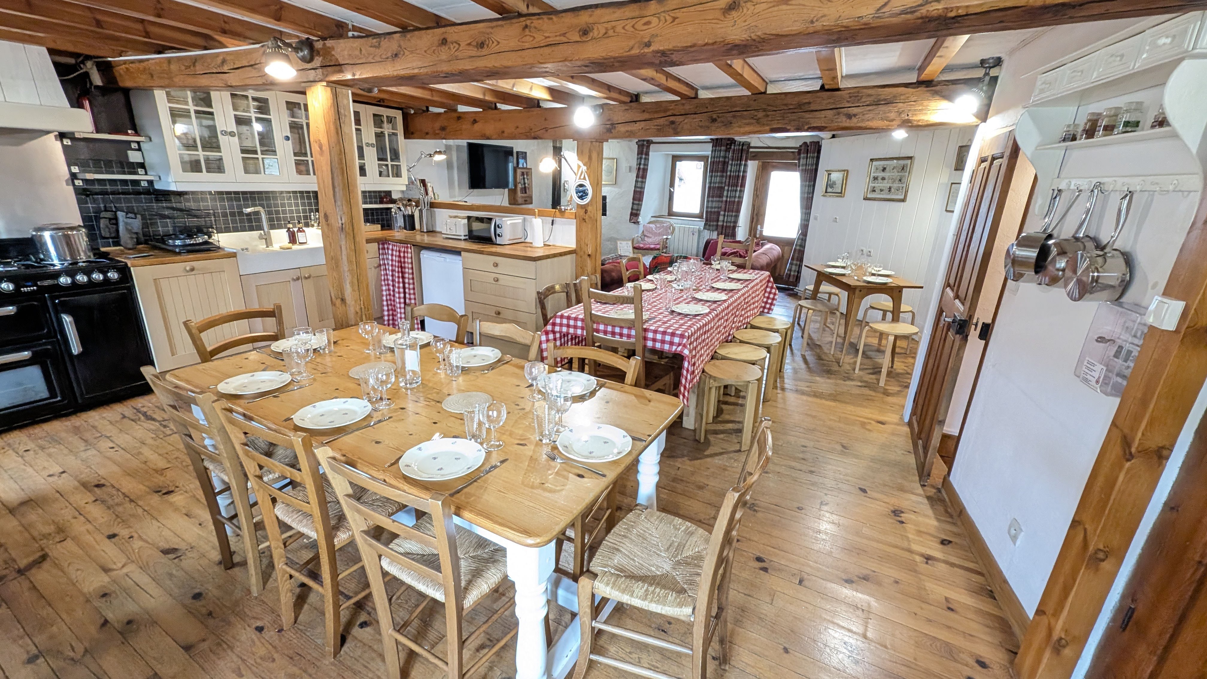 Salle-à-manger en configuration 22 personnes à table.