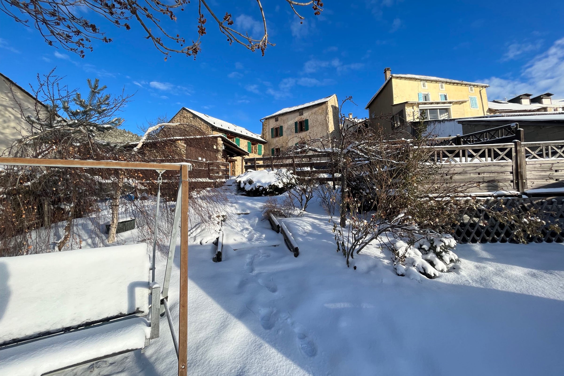 Ferme des Astres vue du jardin en hiver