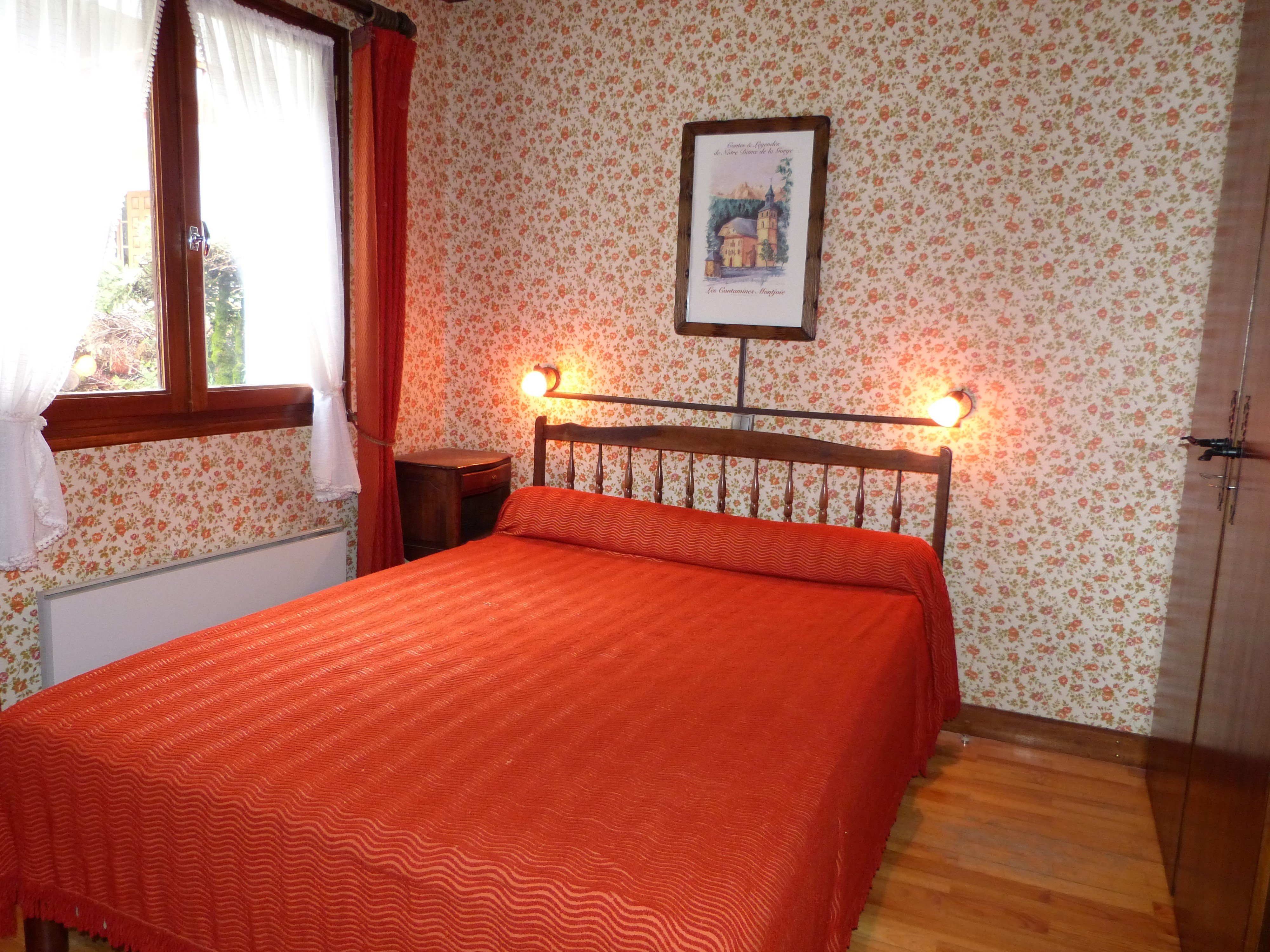 chambre rch avec lavabo et miroir 