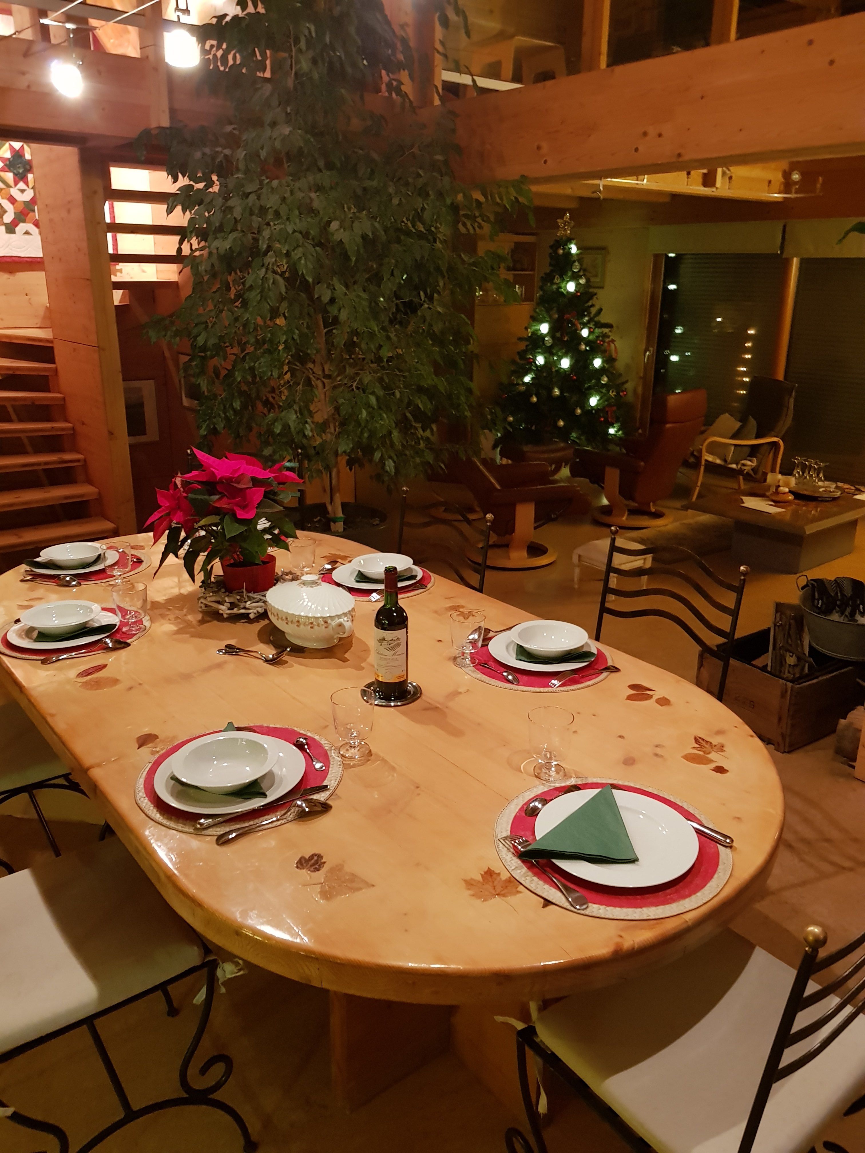 salle à manger est sa table d'artisan en laque et décoration de feuilles dans la laque.