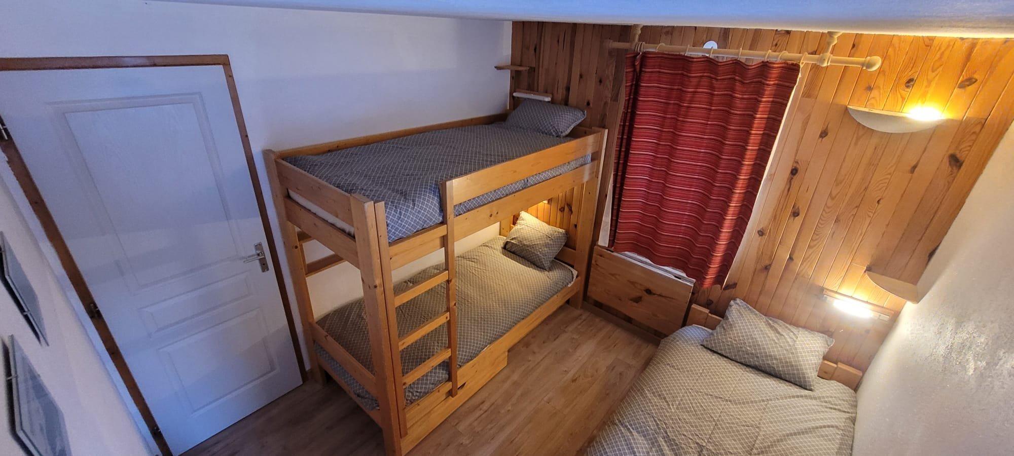 chambre avec  3 lits