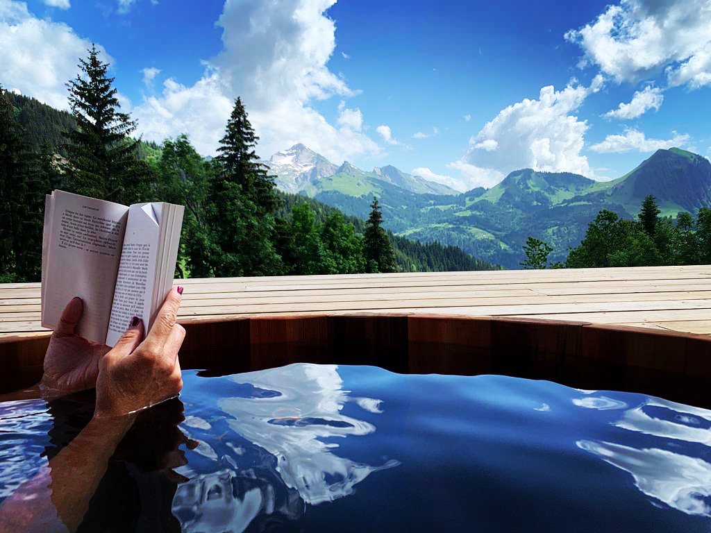 Prenez un moment délicieux pour vous sur la grande terrasse sud, dans le Spa en bois, avec la chaîne des Aravis en décor. Sérénité assurée !