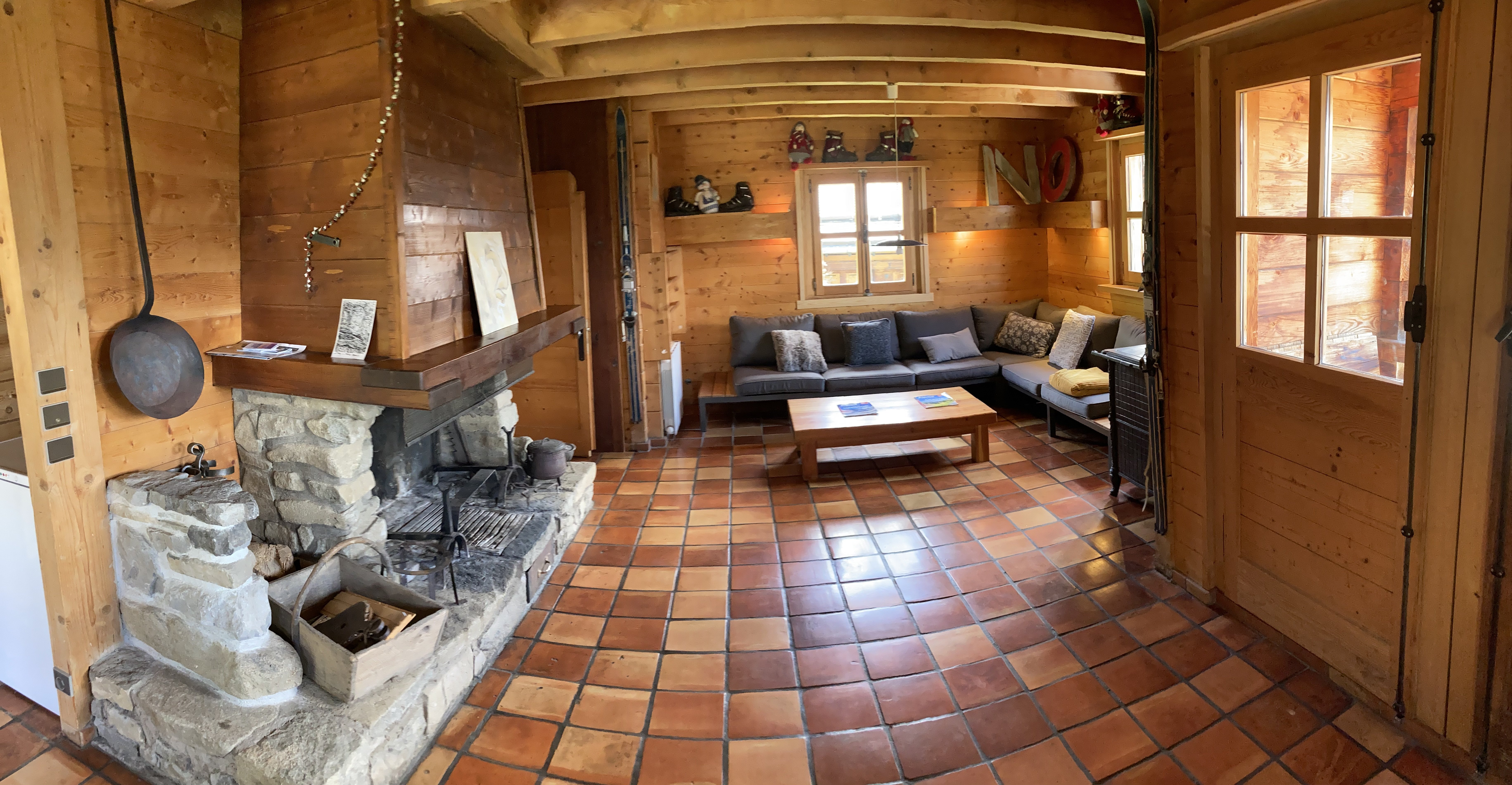 Le salon de tous les échanges et partages : grande cheminée ouverte en pierre locale, des tomettes en terre cuite d'origine, des murs et plafond 100% en bois authentique...! Dans le crépitement d'un bon feu vous toucherez des moments inoubliables avec vot
