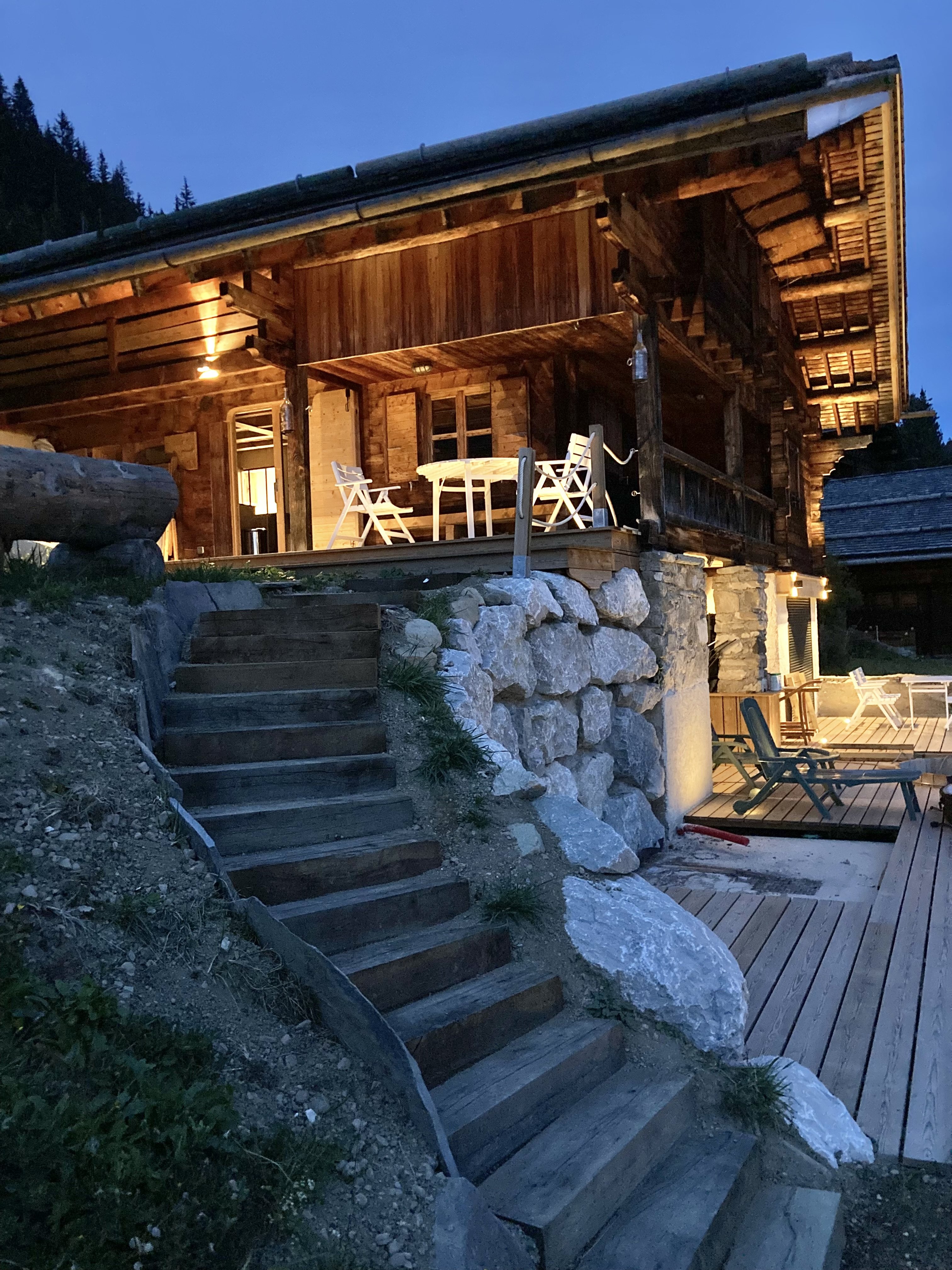 2 terrasses en bois plein sud et plein Ouest. une Grande et une plus petite (40m2). Circulez aisément d'une à l'autre et autour du Chalet avec ses escaliers en bois.
Votre plancha au gaz vous attends, pour de succulentes expériences gustatives de légumes