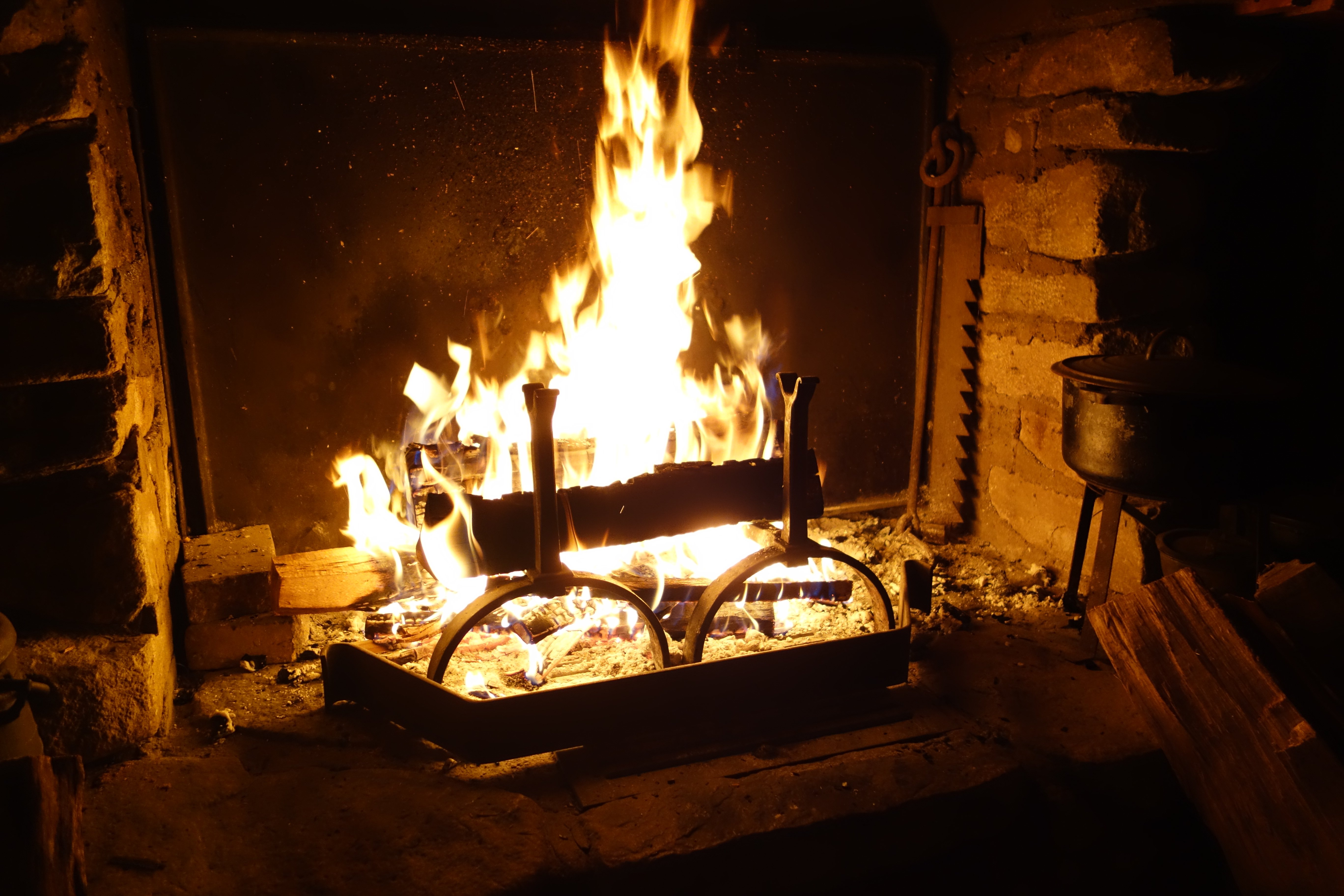 Rare une telle cheminée en pierre ouverte où va crépiter pour votre plus grand plaisir votre feu de joie, feu de bois et de partage... Des heures à se plonger dedans et à plonger en soi... une véritable magie d'intériorité et d'ambiance. A ne pas rater !
