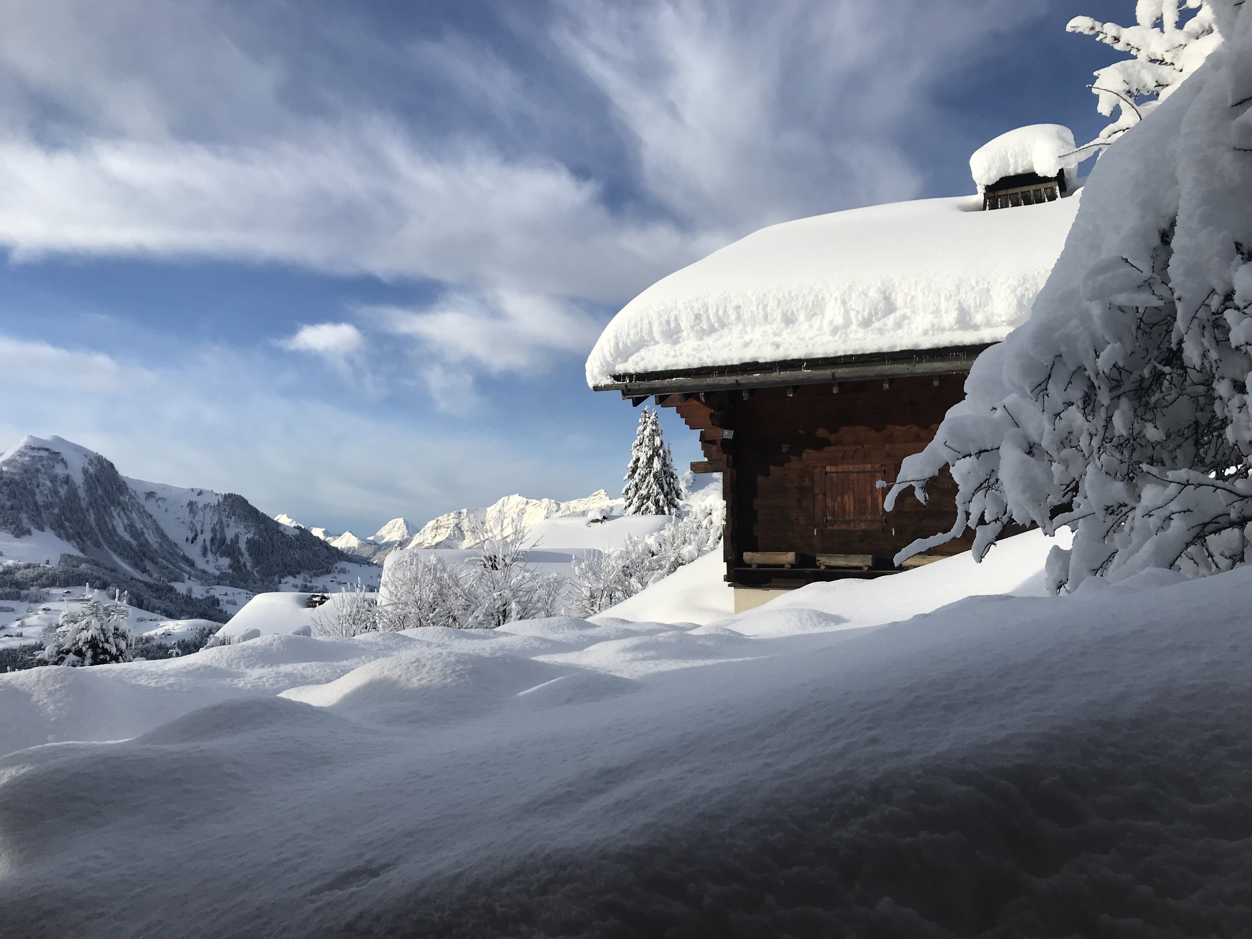 Le Chalet Gran Maci est à 1500m environ d'altitude avec sa vue imprenable, son intérieur authentique et moderne, chaleureux avec des matières brutes en pierre, bois, etc.. Les pistes de ski sont à 1 km, avec une navette gratuite.