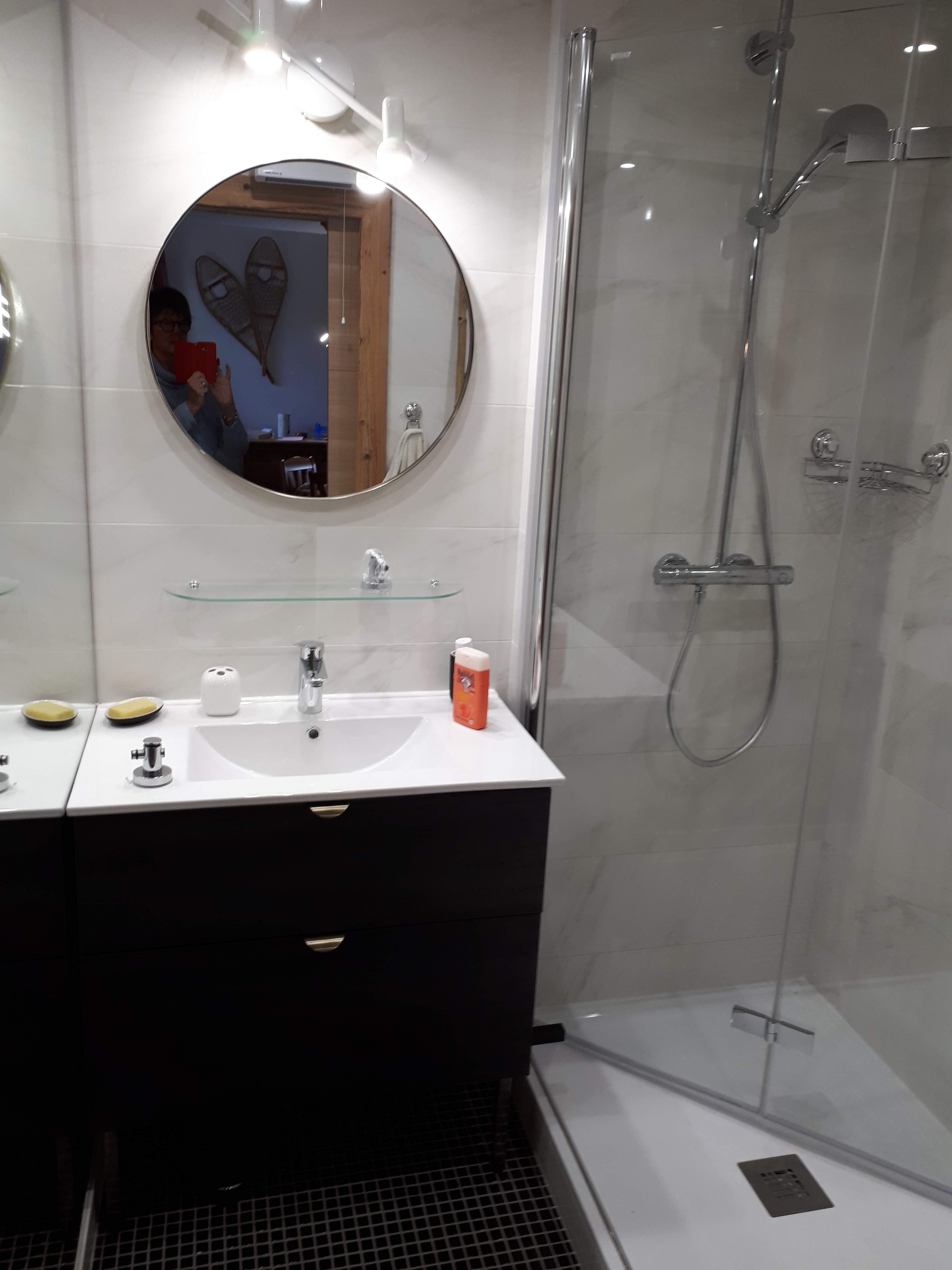 SALLE DE BAIN AVEC DOUCHE