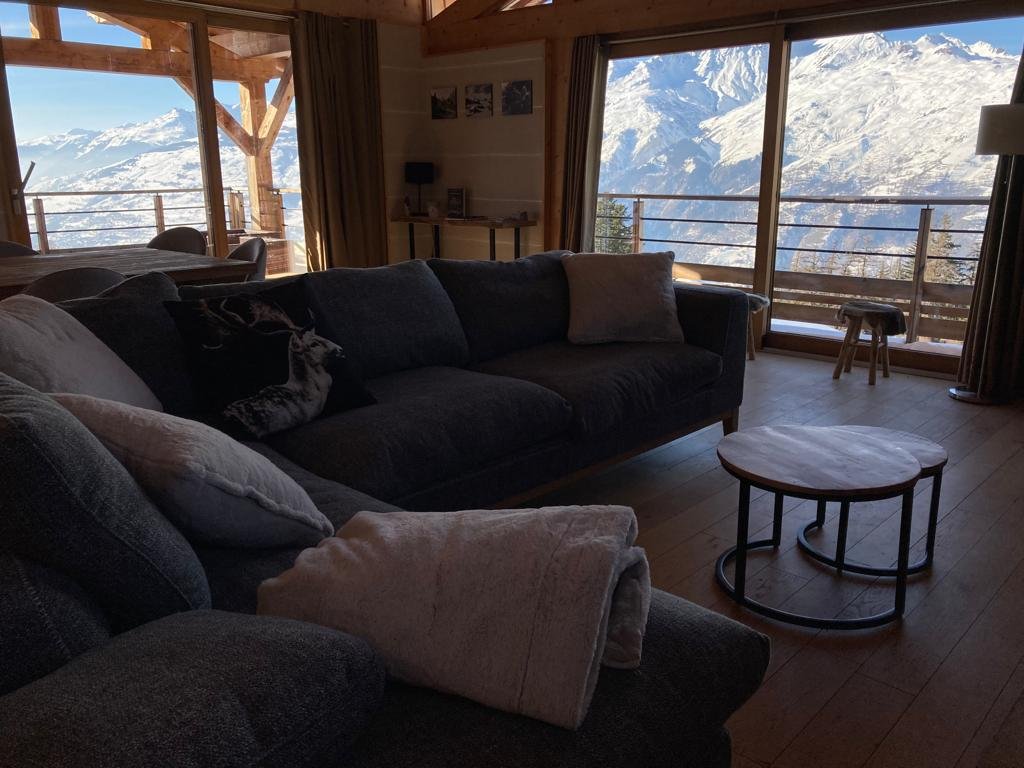 Salon avec vue sur la montagne