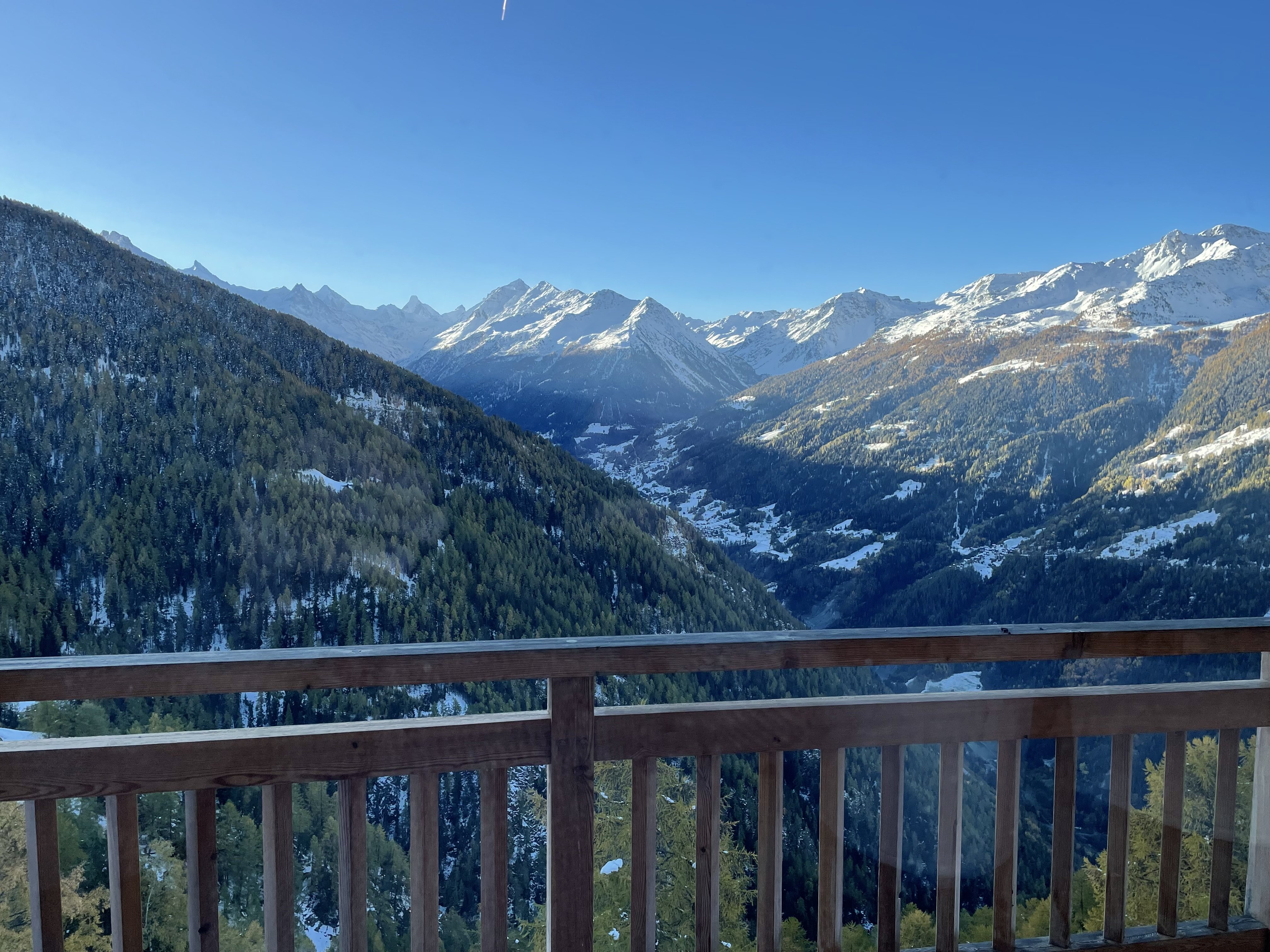 Chalet luxe neuf loué quelques semaines par an. Village à 2000 en Valais face aux sommets de plus de 4000 dont le cervin. Station de ski altitude élevée, panorama unique. Chalet grand confort avec équipements  complets. Soleil et tranquilité optimums. Pro