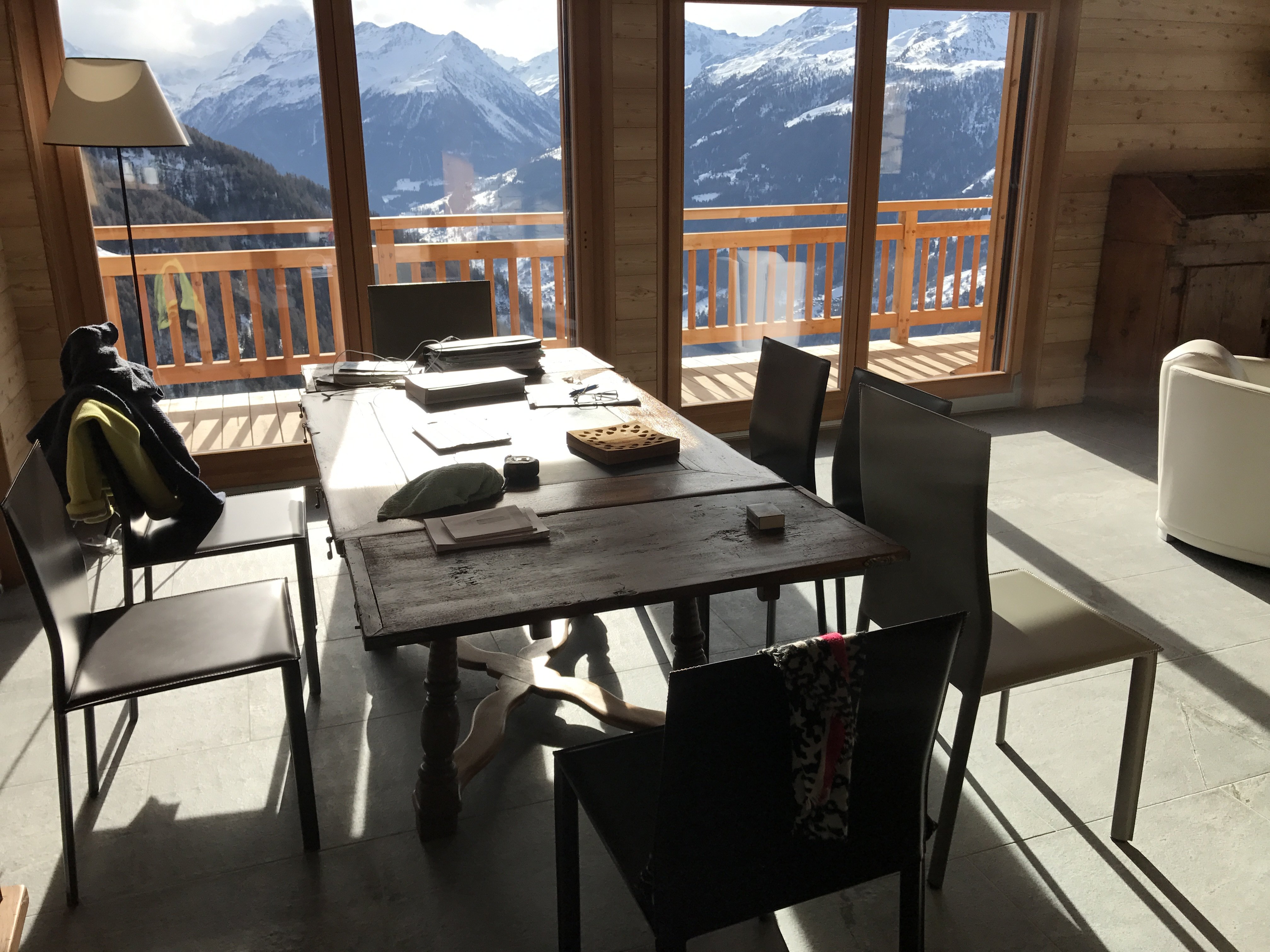 salle à manger face aux alpes