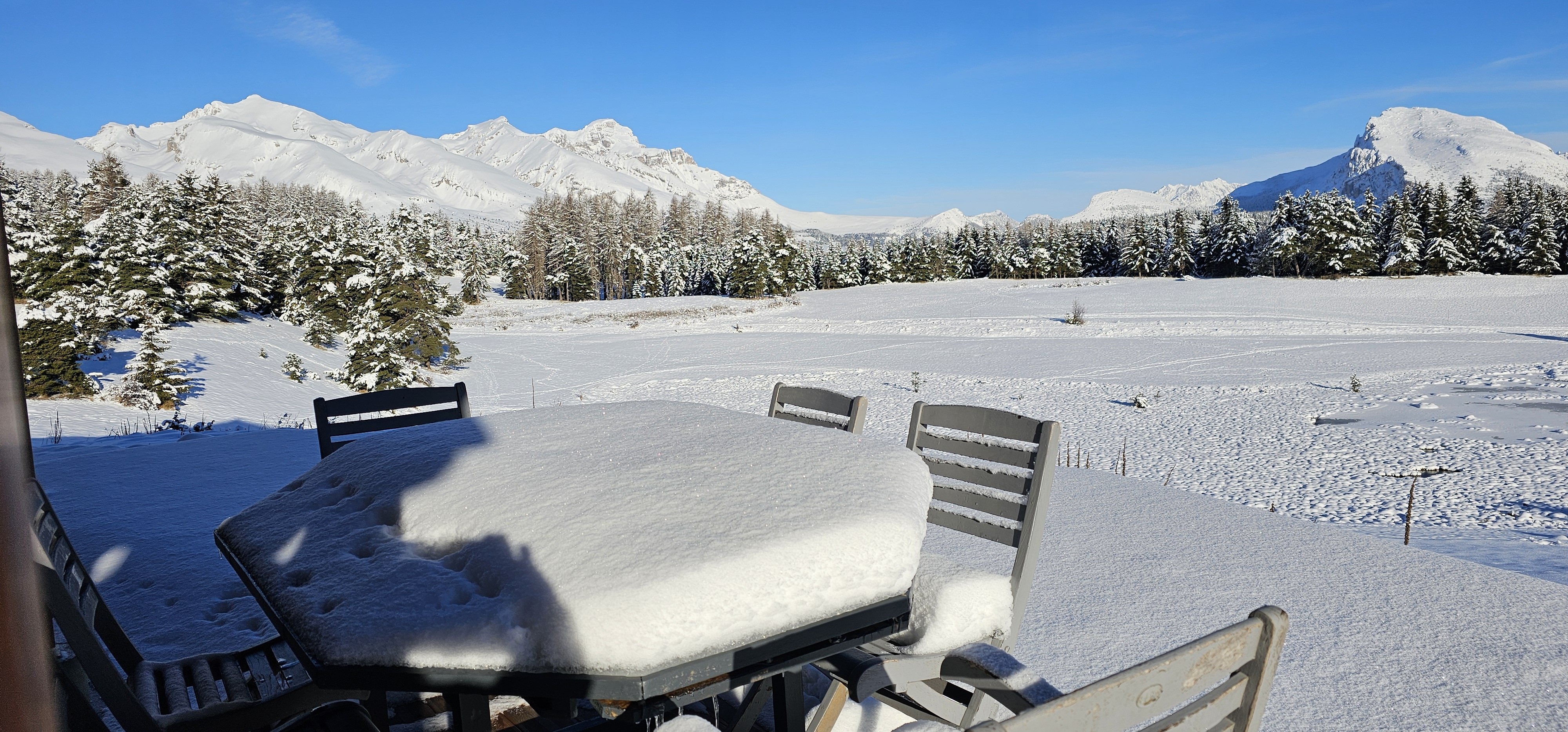Terrasse enneigée avec vue sur les Montagnes