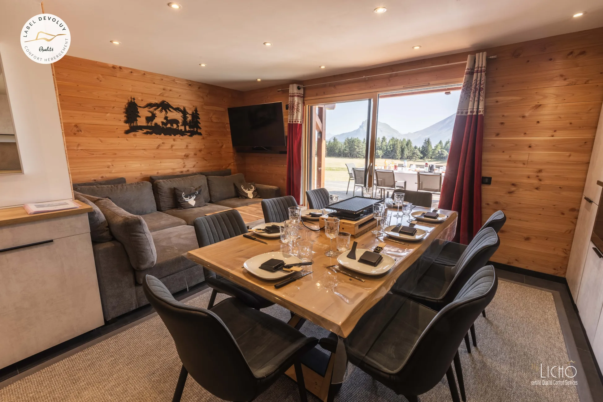 Coin cuisine et salon avec TV pour 8 personnes