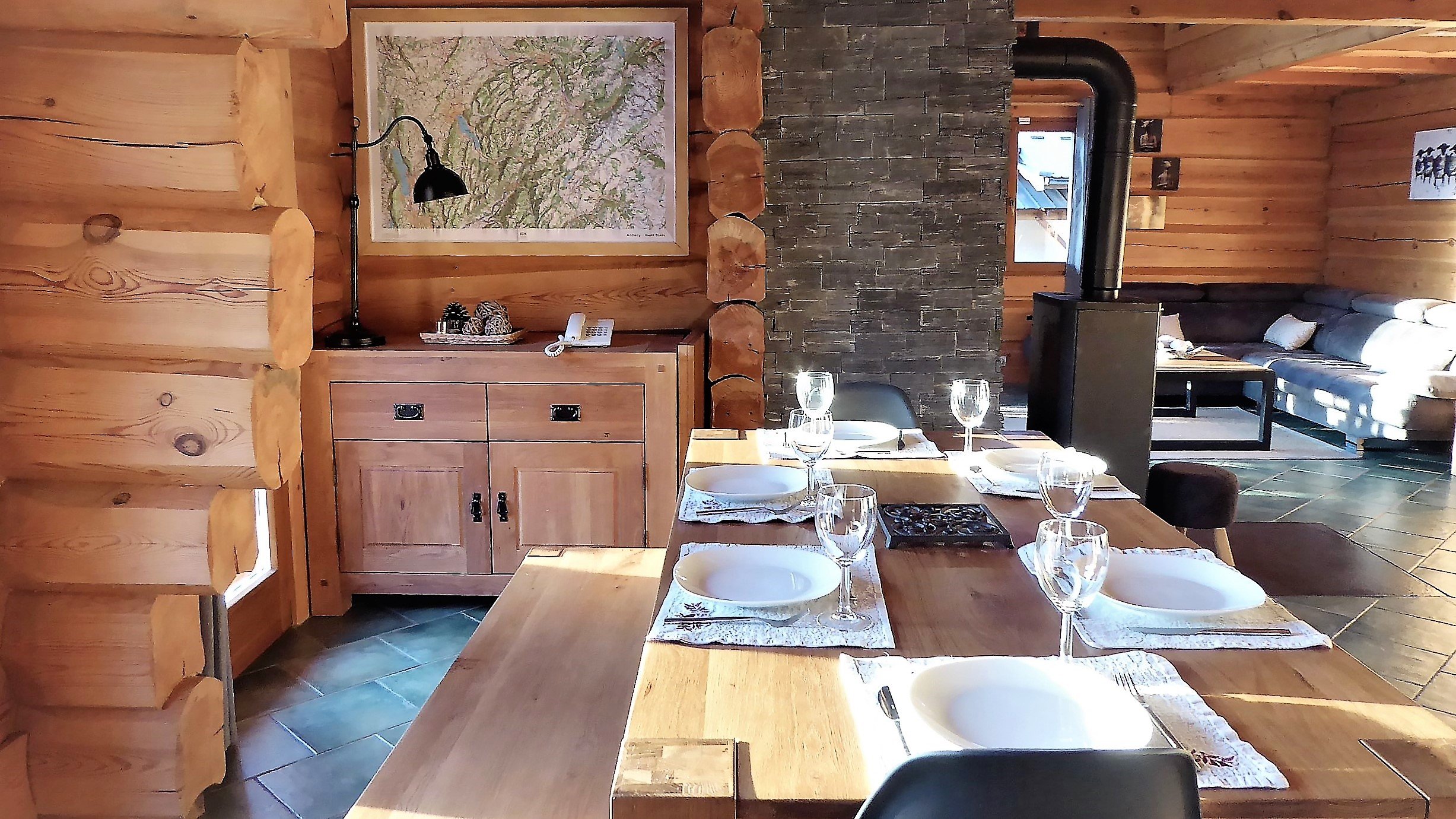 Salle à manger avec 2 rallonges à ajouter facilement pour accueillir 12 convives - Niveau 1