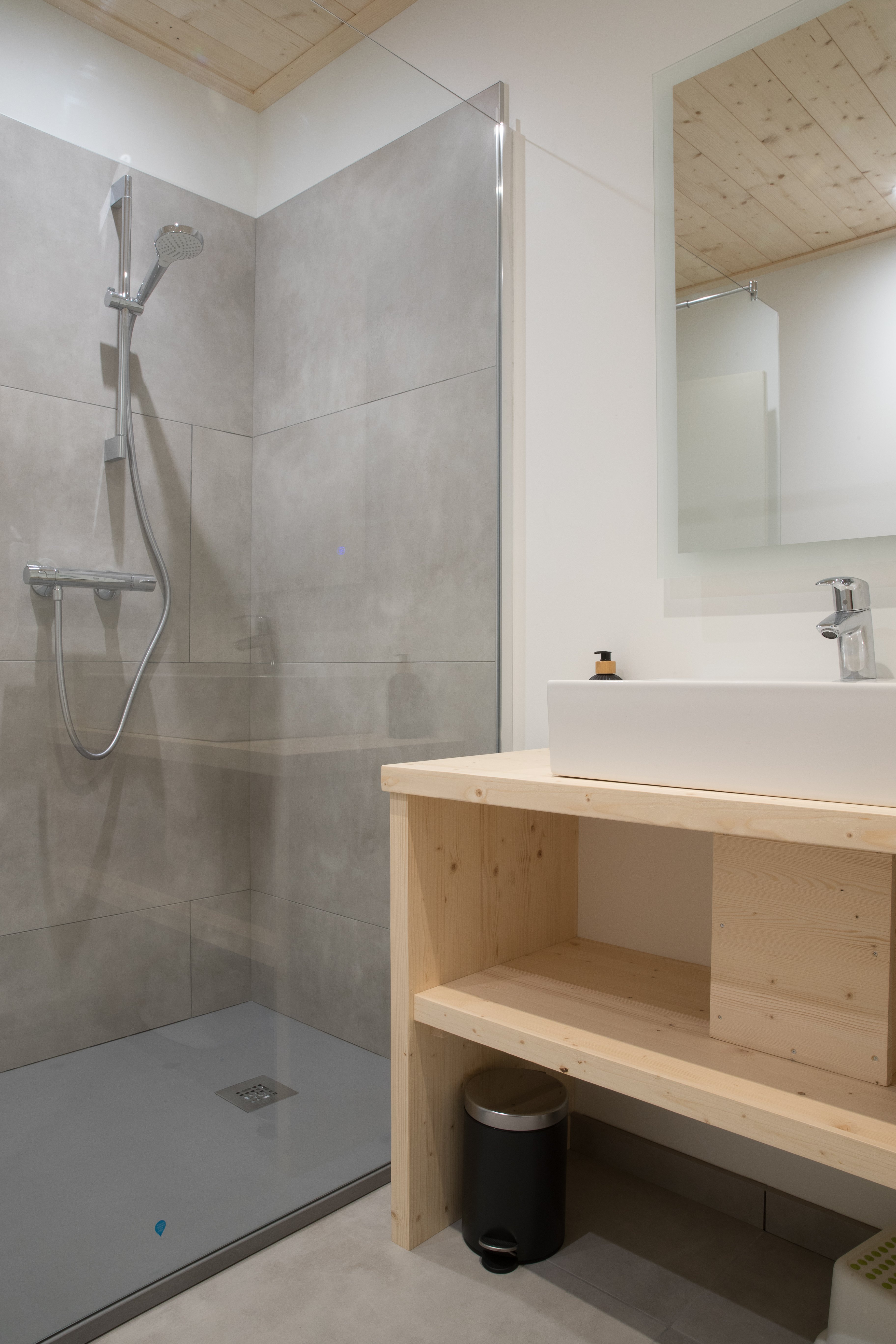 une des 3 salle de douche ; celle du dortoir est plus grande et ferme avec porte; les deux autres sont ouvertes sur l'entrée des chambres parentales