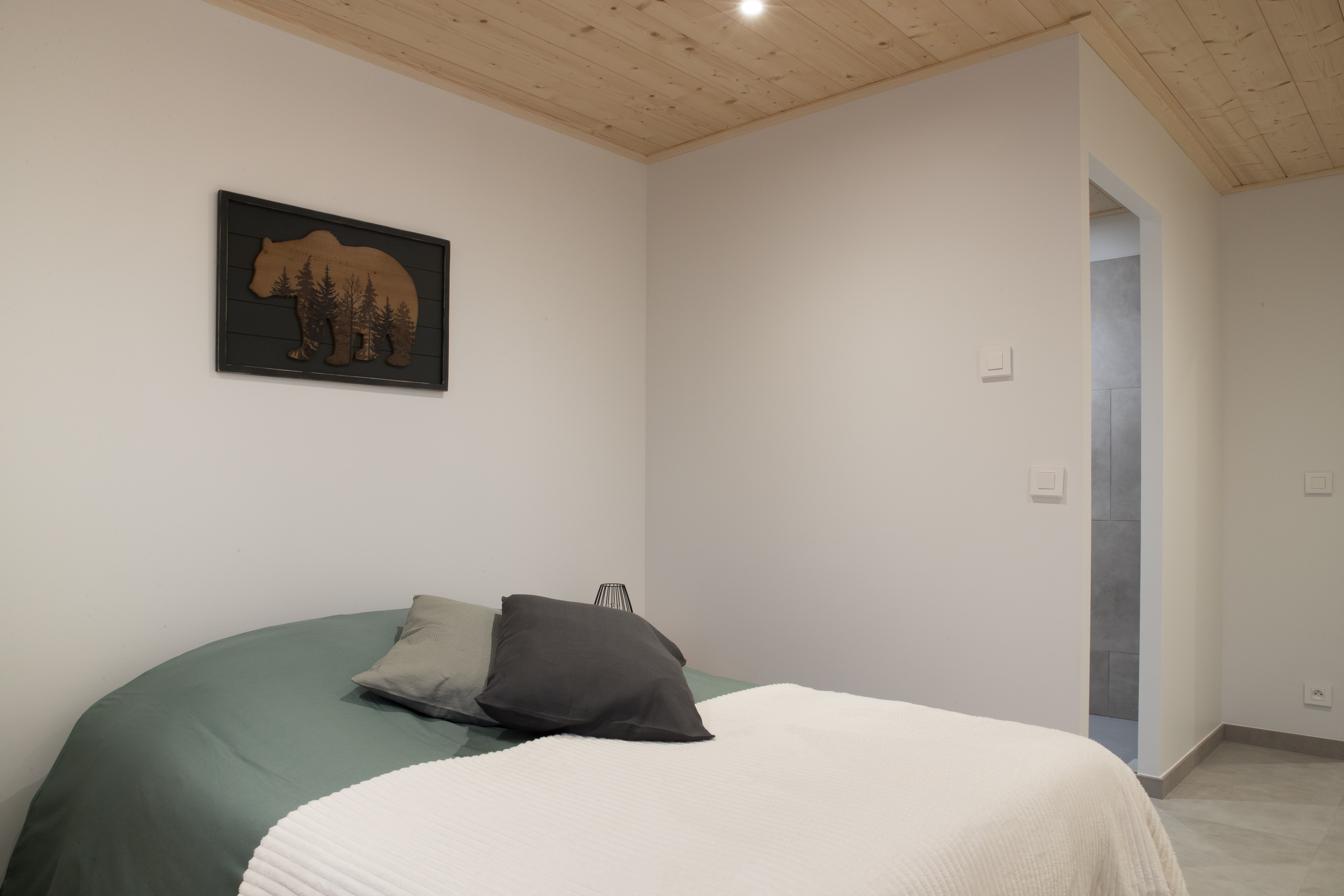 autre vue de la chambre avec vue sur l'entrée de la s d'eau