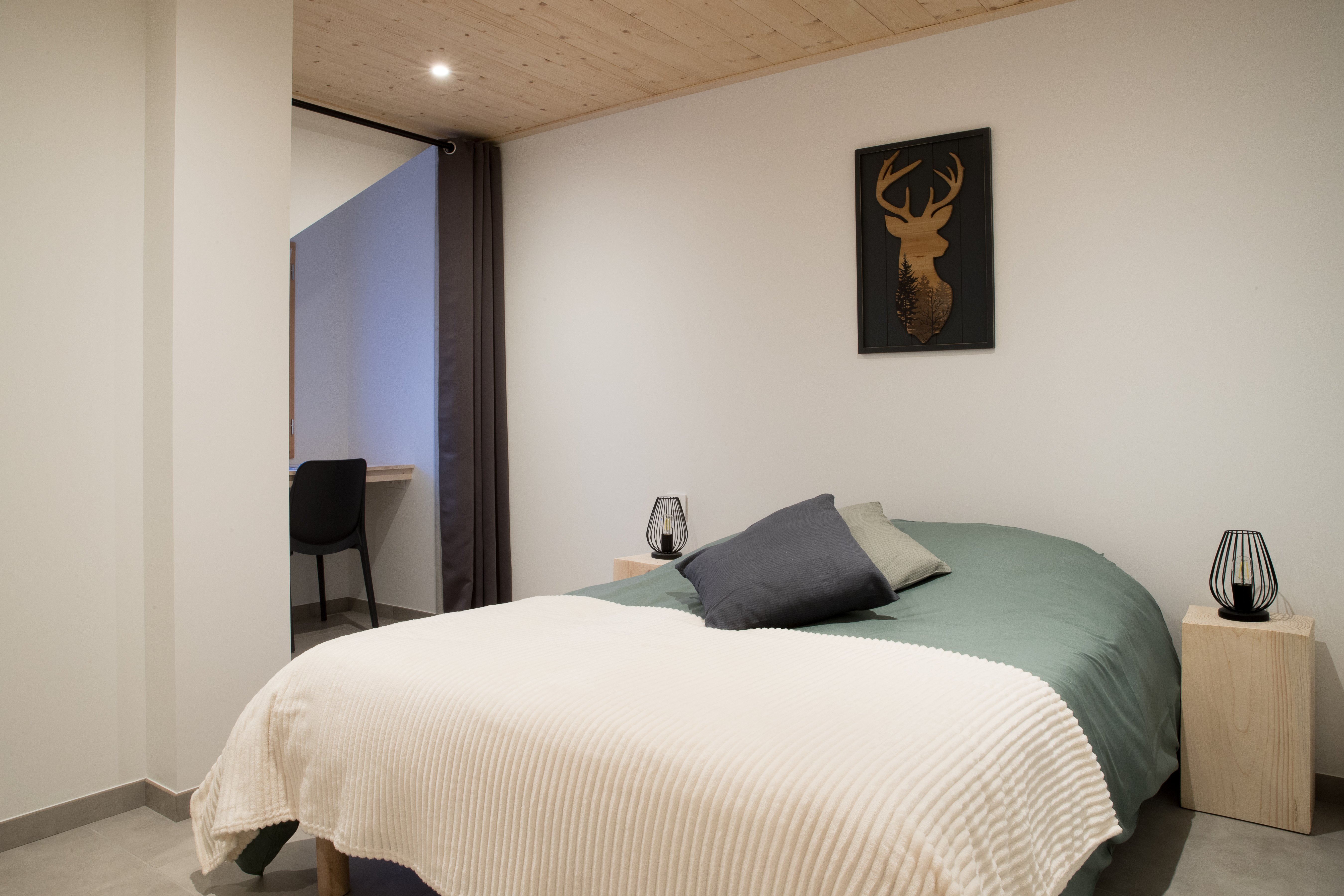 2e chambre parentale avec un lit simple supplémentaire