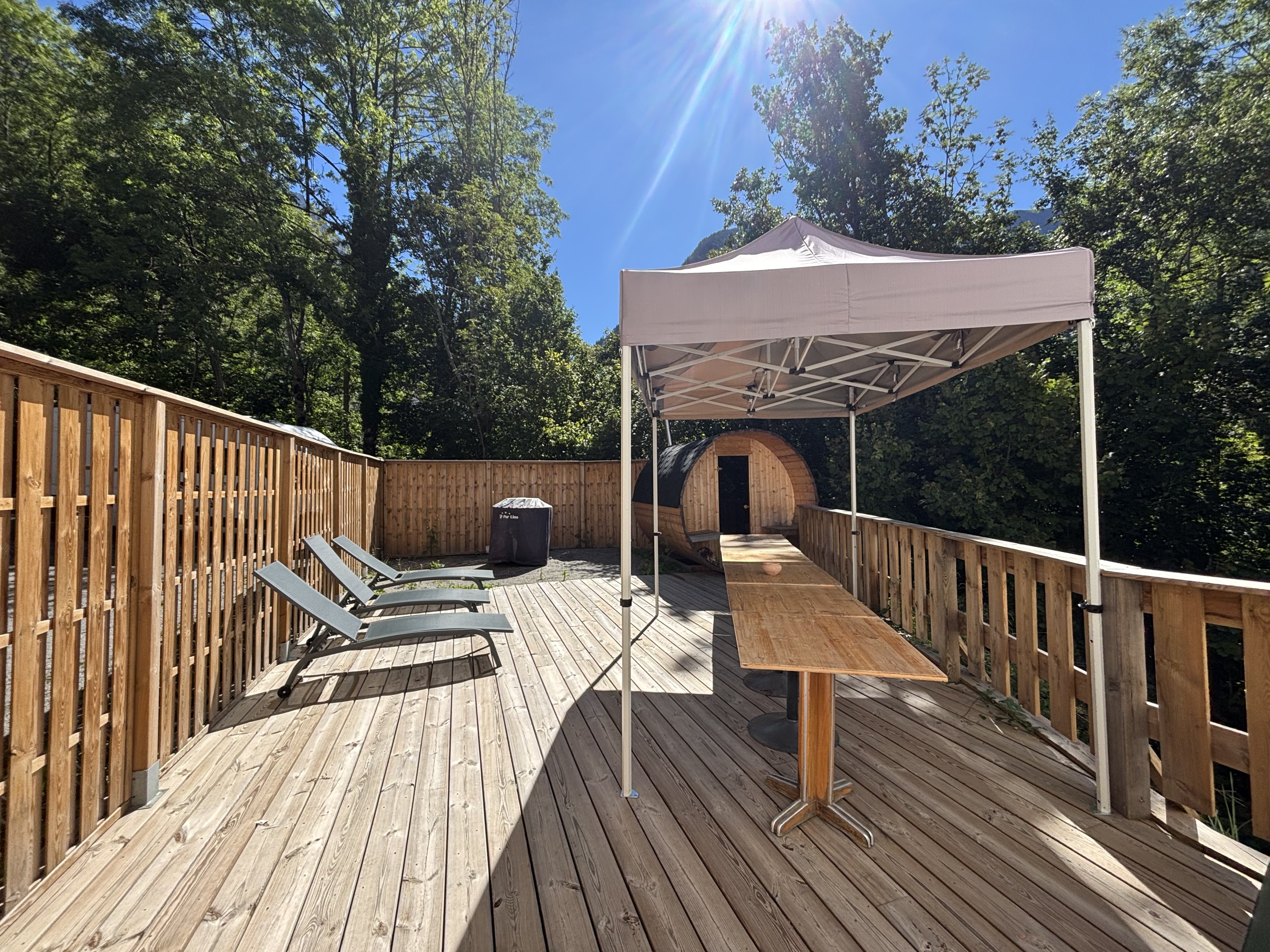 Les Balcons du Vénéon – Relaxation and Nature

The Les Balcons du Vénéon residence offers you a unique setting in the heart of the mountains, with facilities designed for your comfort and well-being.

You can enjoy a sauna for relaxing moments, as wel
