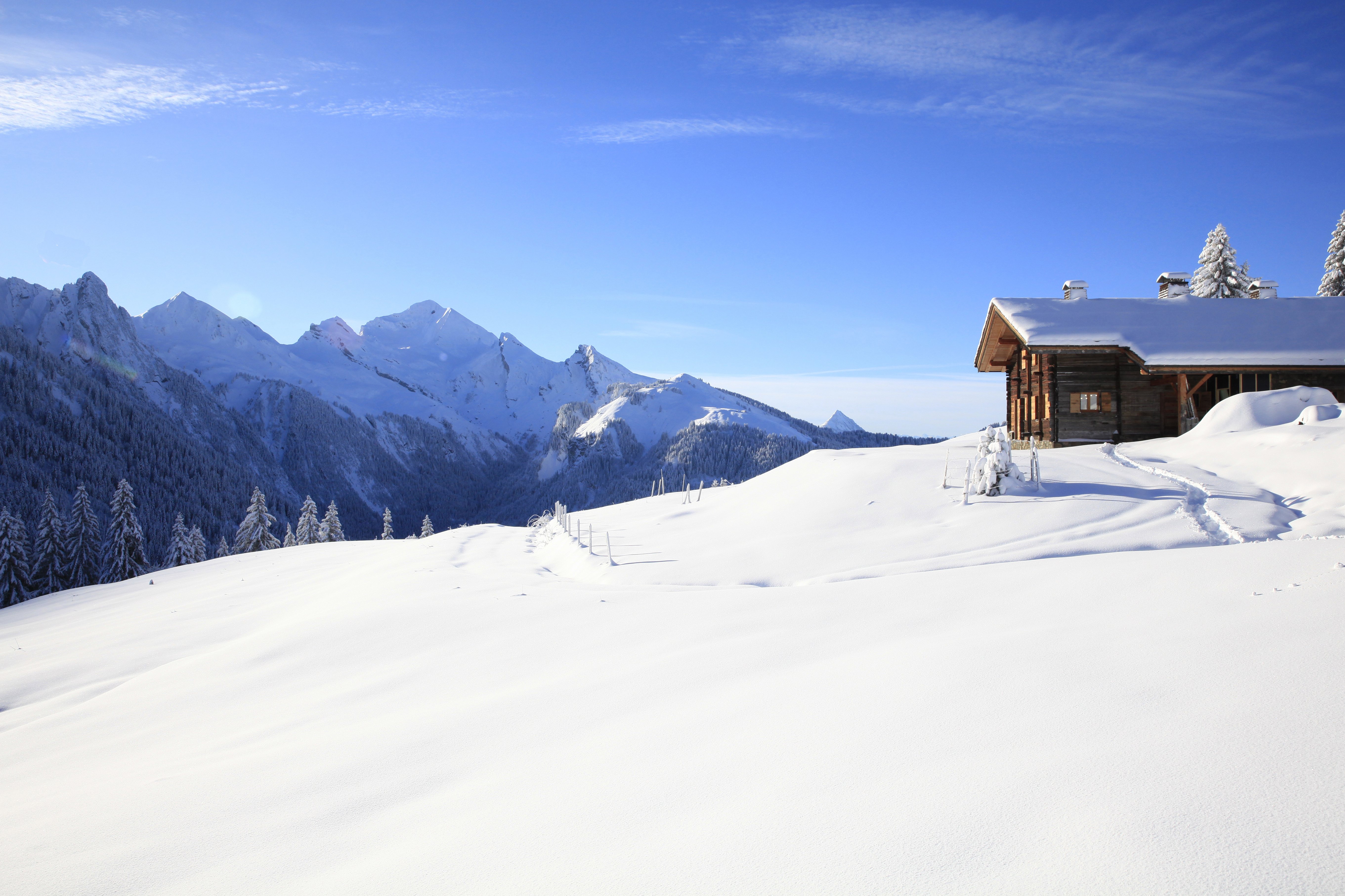 Un chalet face aux belles montagnes des Aravis