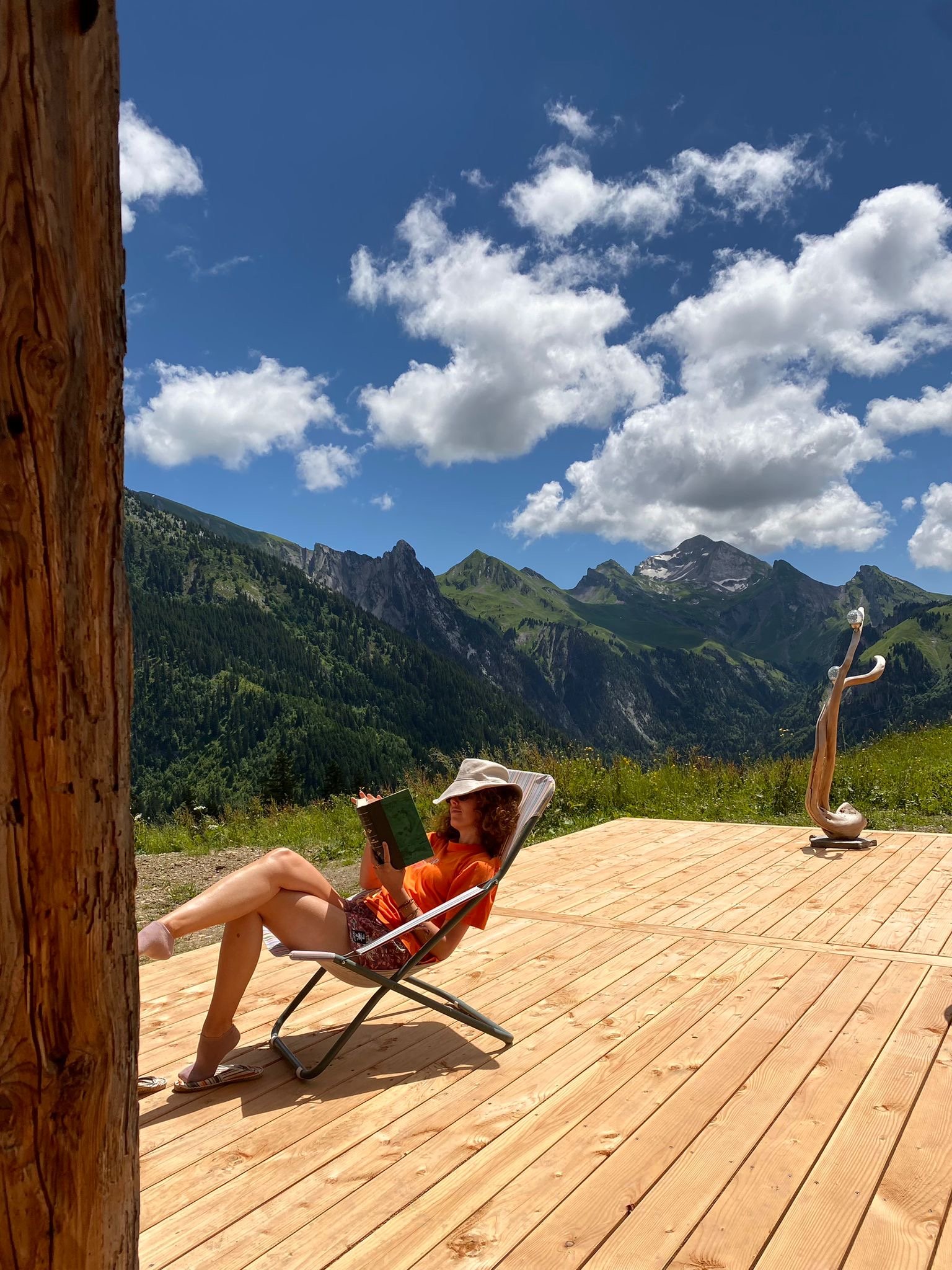 Farniente sur la terrasse face aux belles montagnes des Aravis