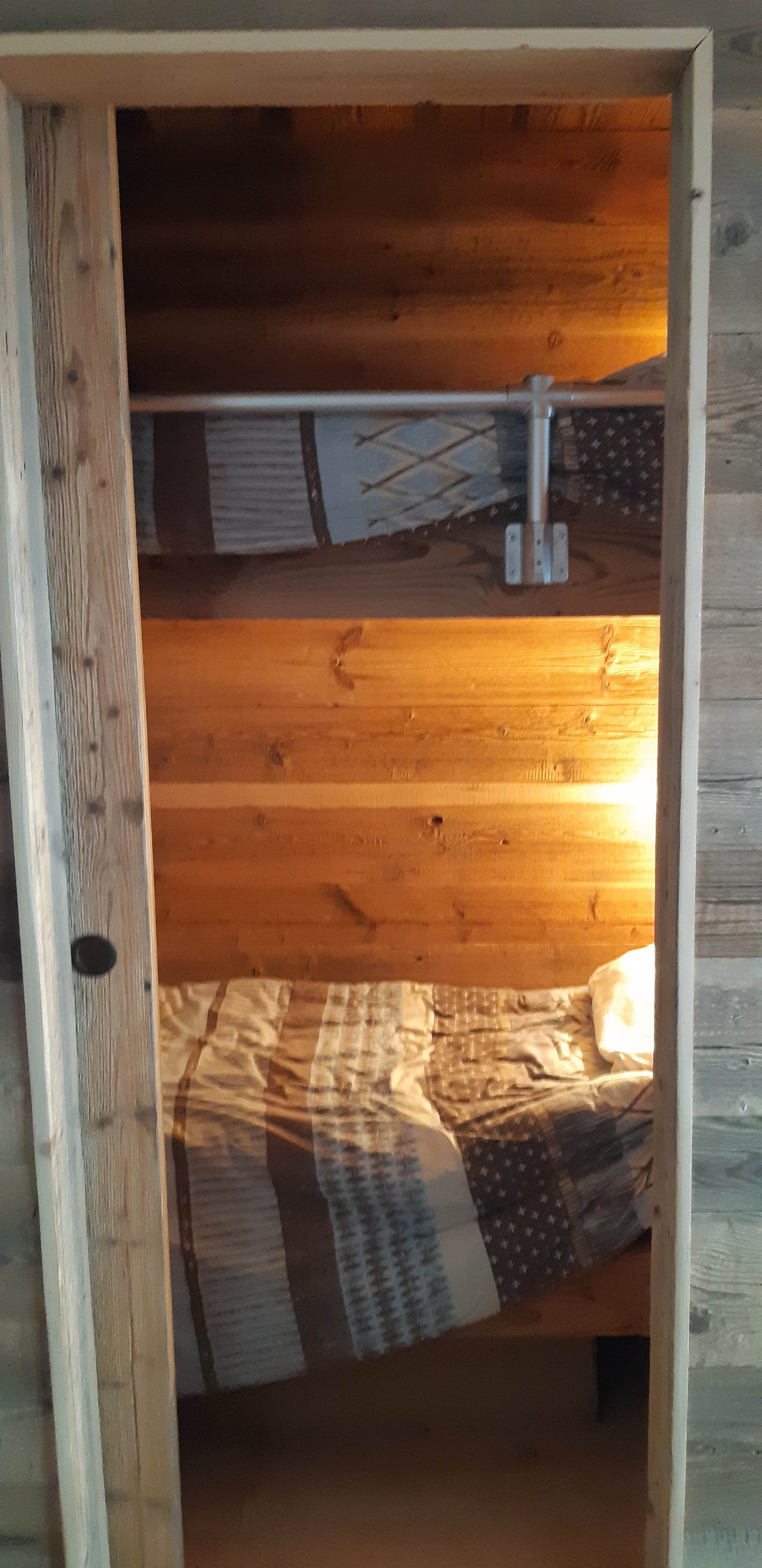 Chambre/cabine avec 2 lits simples superposés.