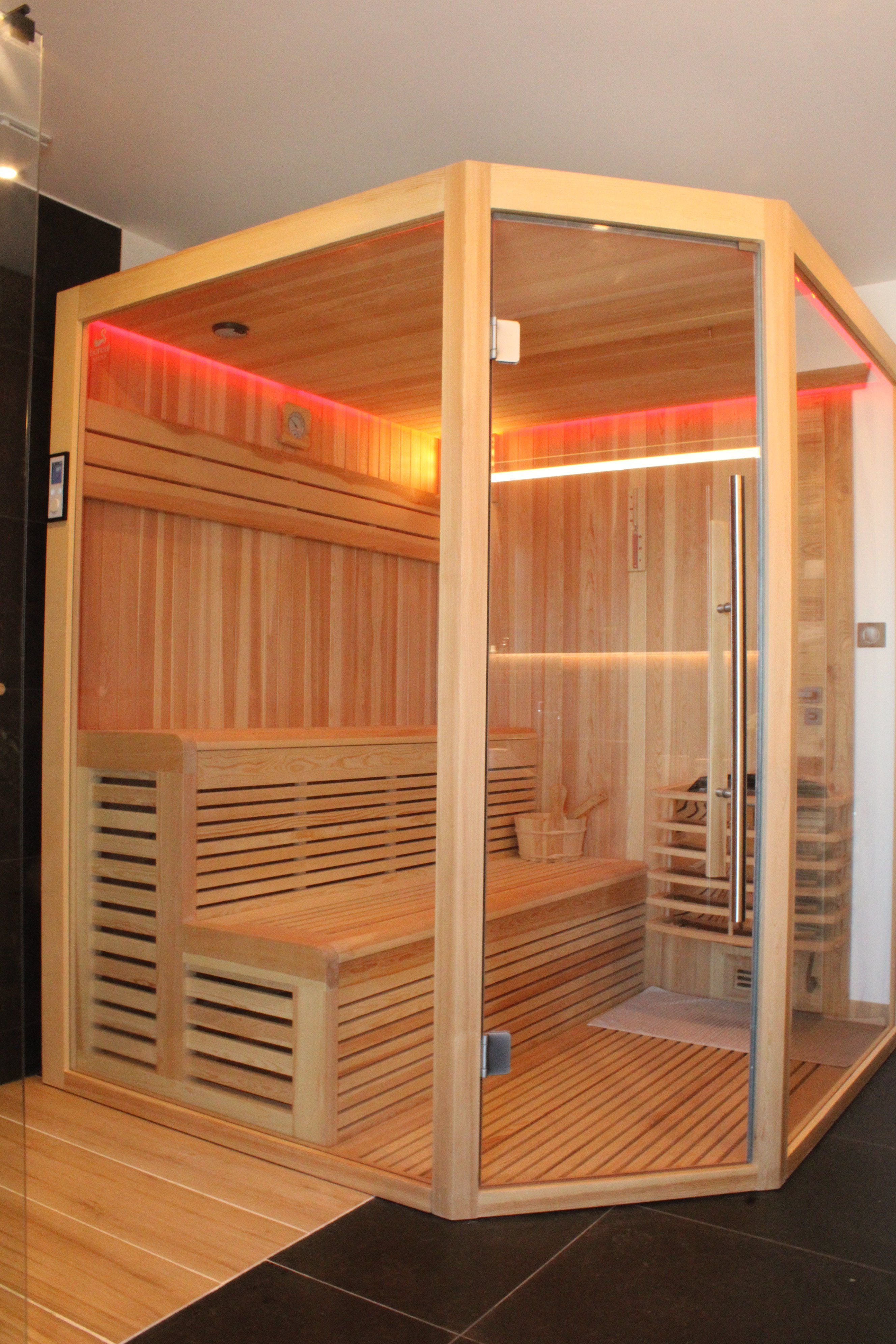Notre sauna offre une parenthèse de calme et de tranquillité, loin du tumulte quotidien.