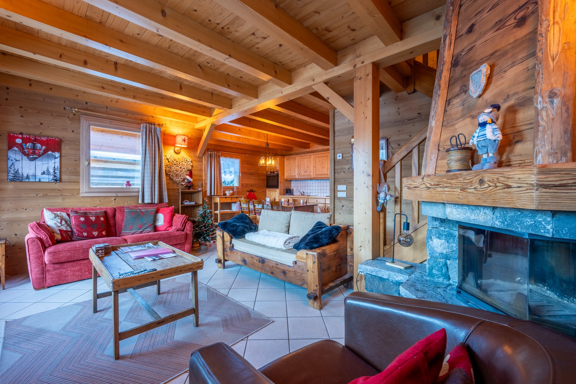 Salon avec accès à la terrasse sud et vue panoramique sur la vallée et la chaîne des Aravis.
2 canapés, télé et système audio multimédia.