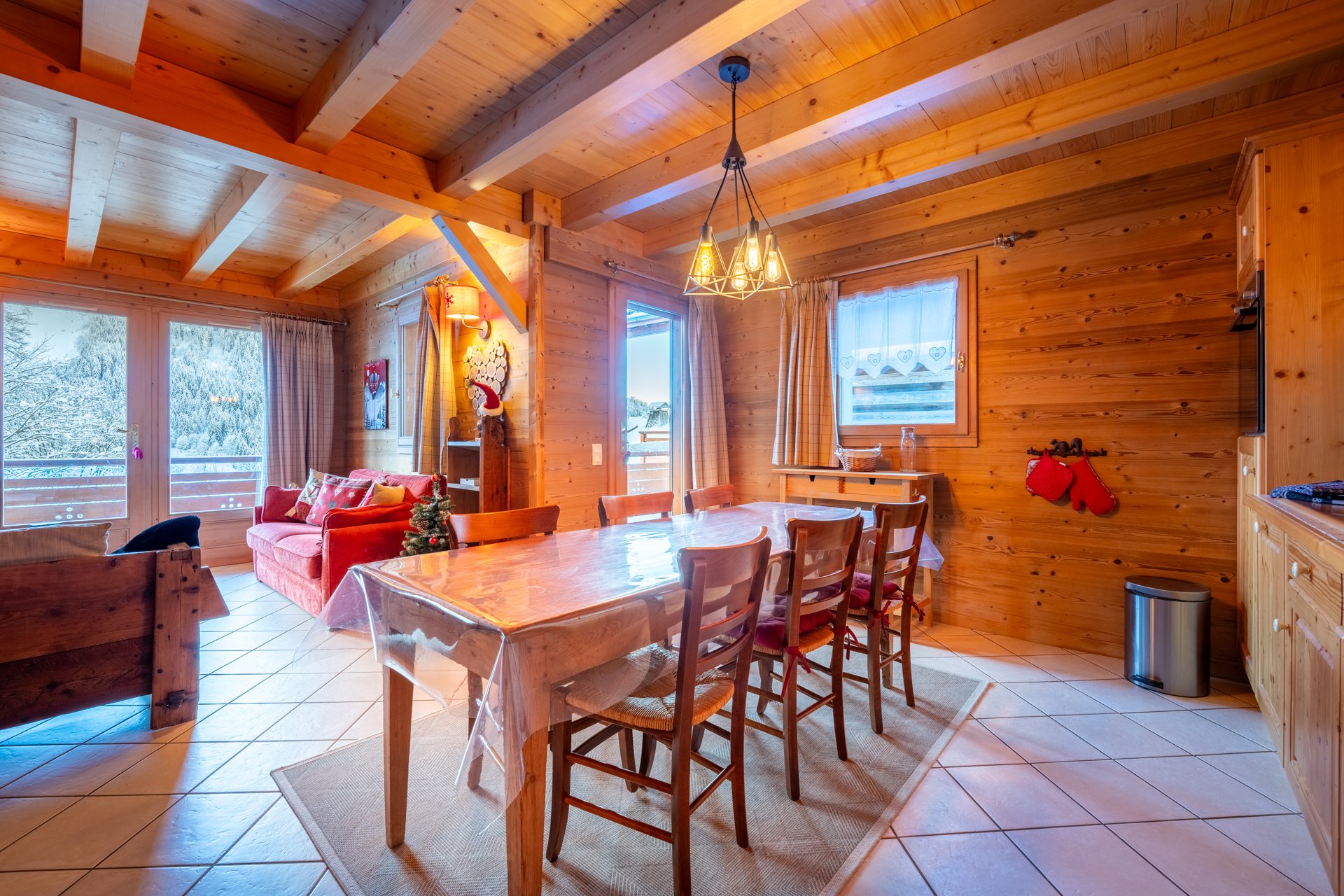 Salle à manger avec accès à la terrasse sud.