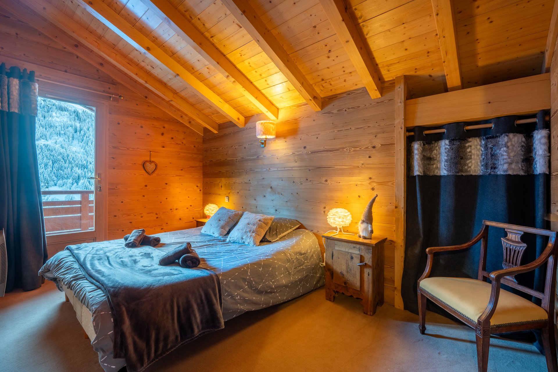 Chambre principale avec penderie et accès balcon sud.
Lit: 160x200cm