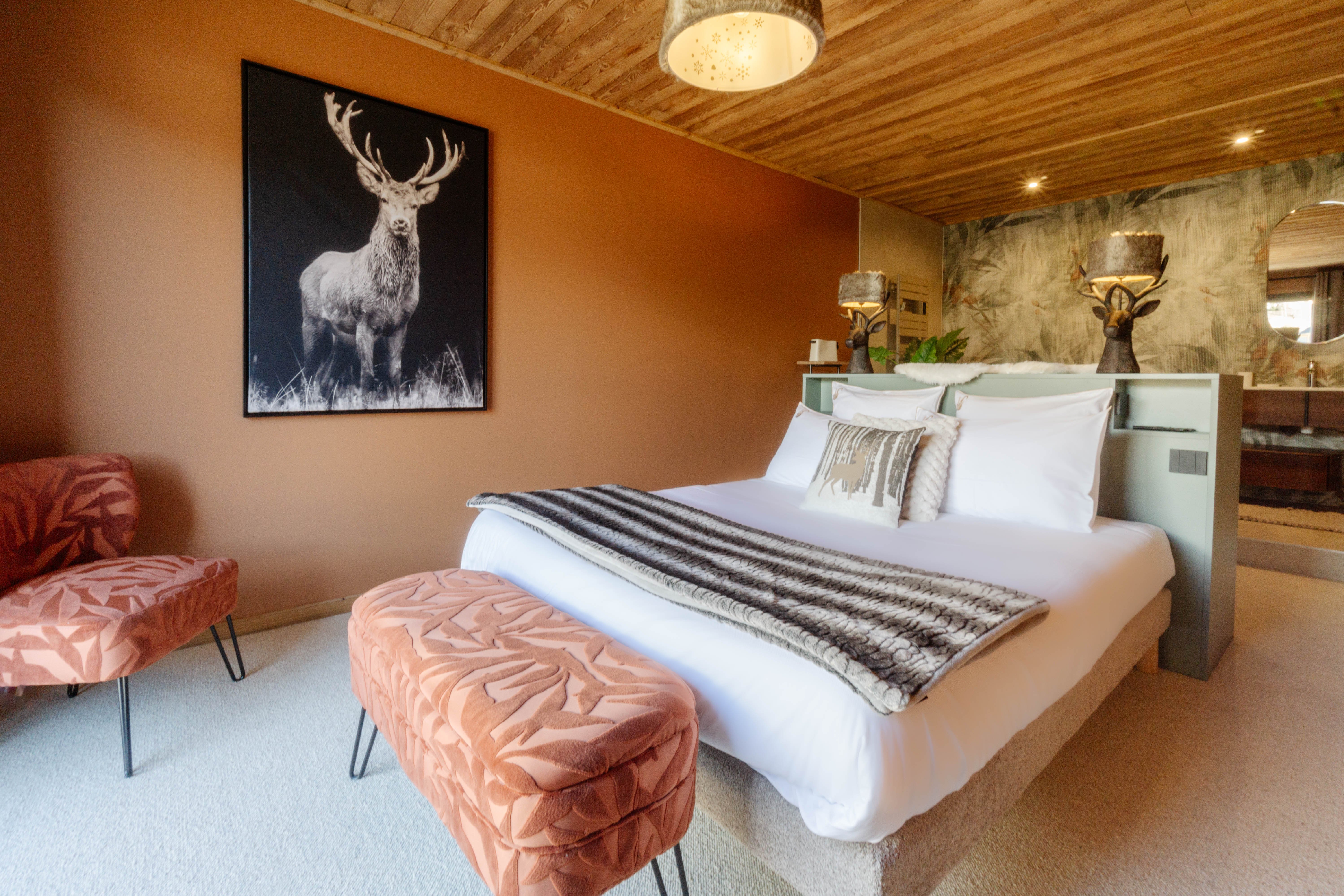 Suite "La Lauzière", chambre avec 1 lit double et 1 salle de bain, 1er étage