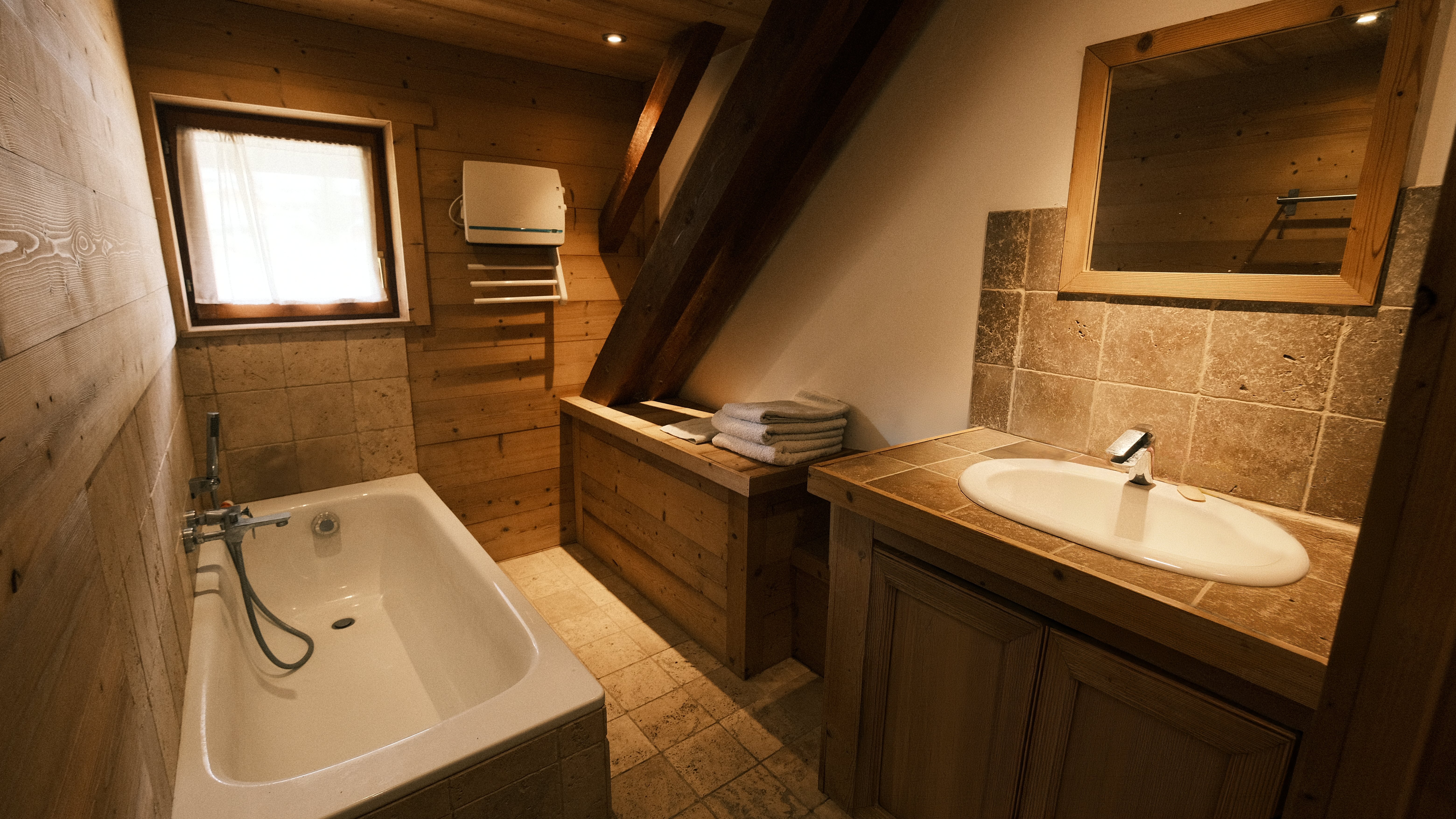 Salle de bain avec baignoire