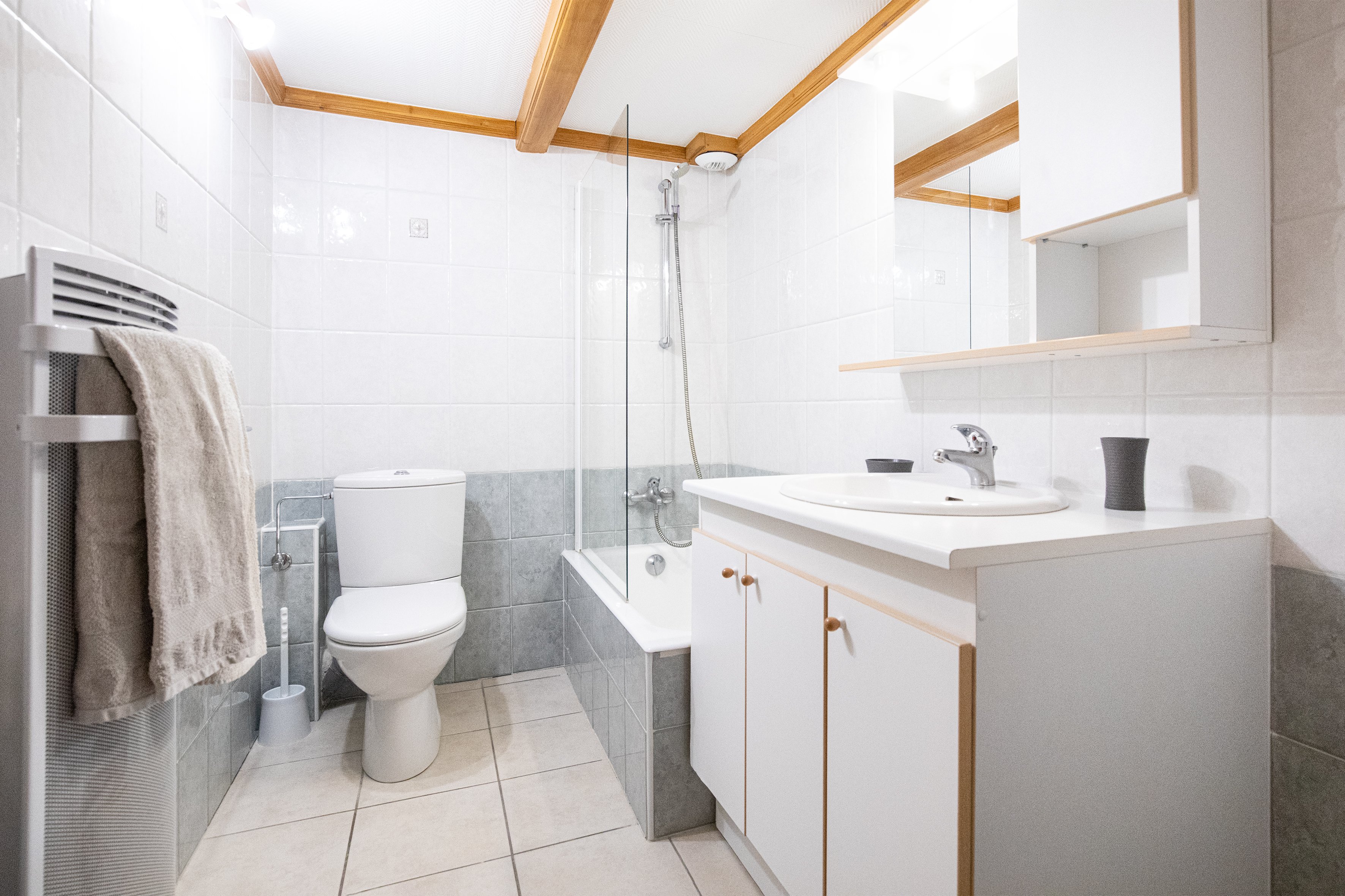 salle de bain avec baignoire 
