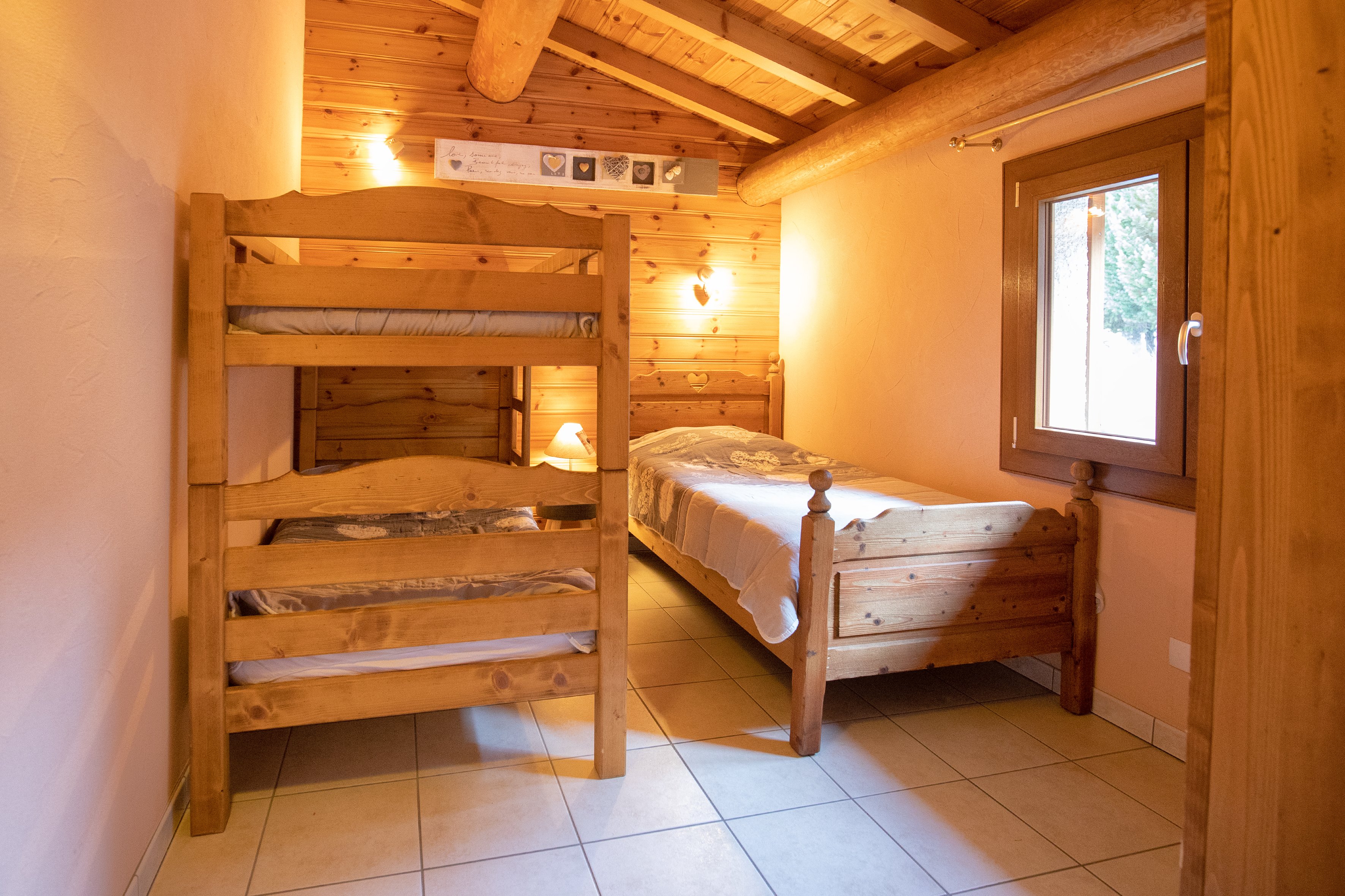 chambre 2 avec lits superposés et 1 lit simple