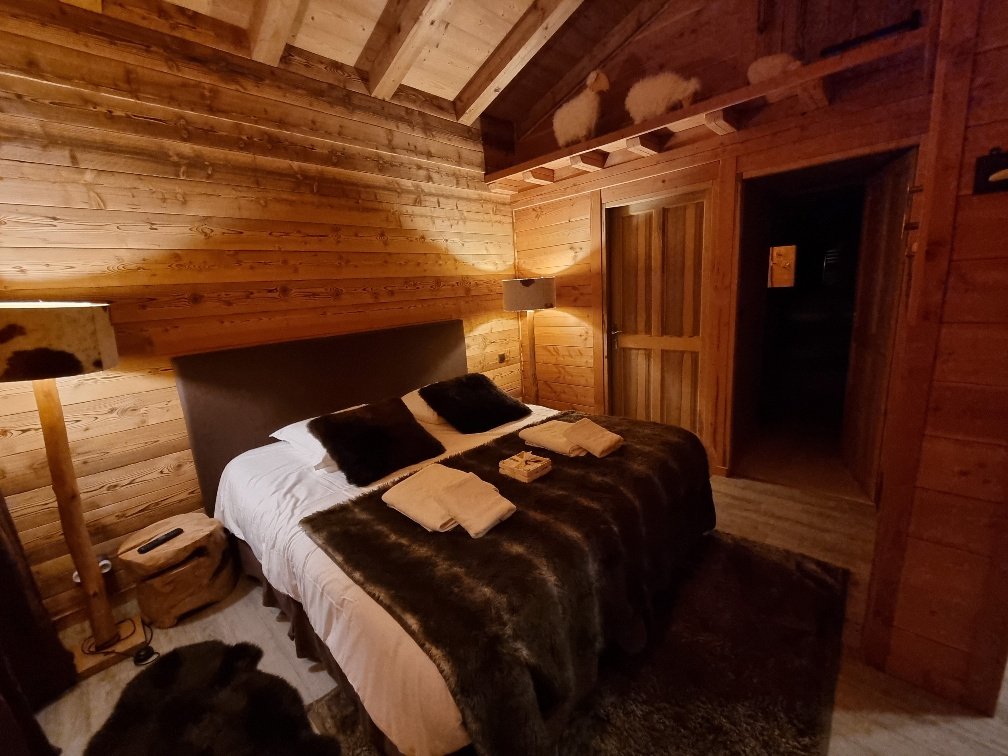 Chambre double (lit 180x200), avec salle de douche et wc séparés
(possibilité de 2 lits en 90x200)