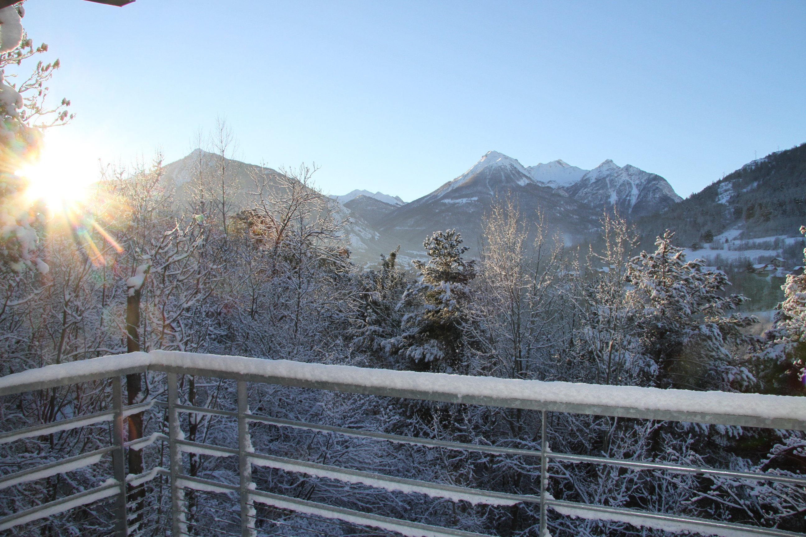 La vue imprenable sur les sommets enneigés du Mélézin depuis la terrasse