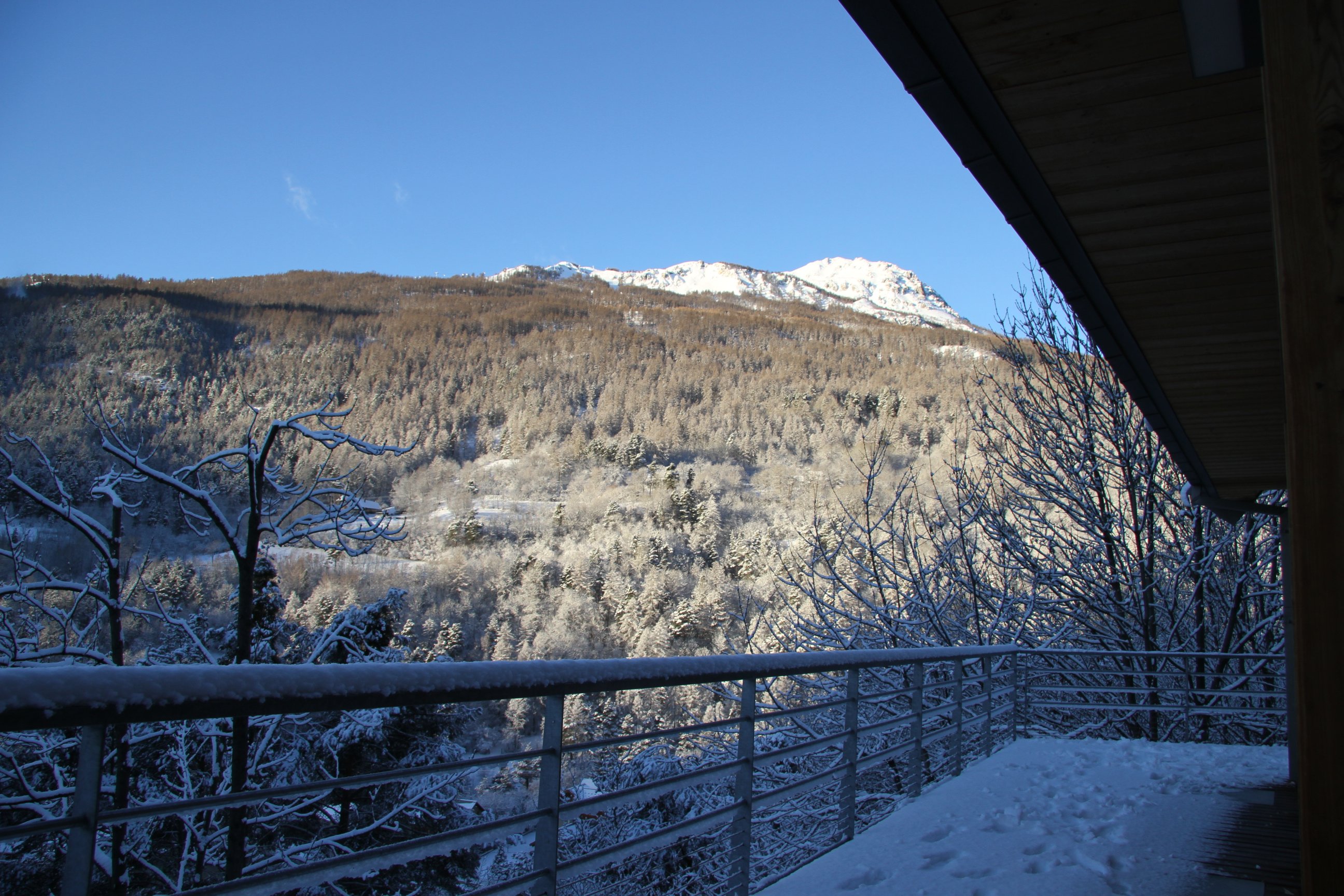 La vue  sur les sommets enneigés du Prorel