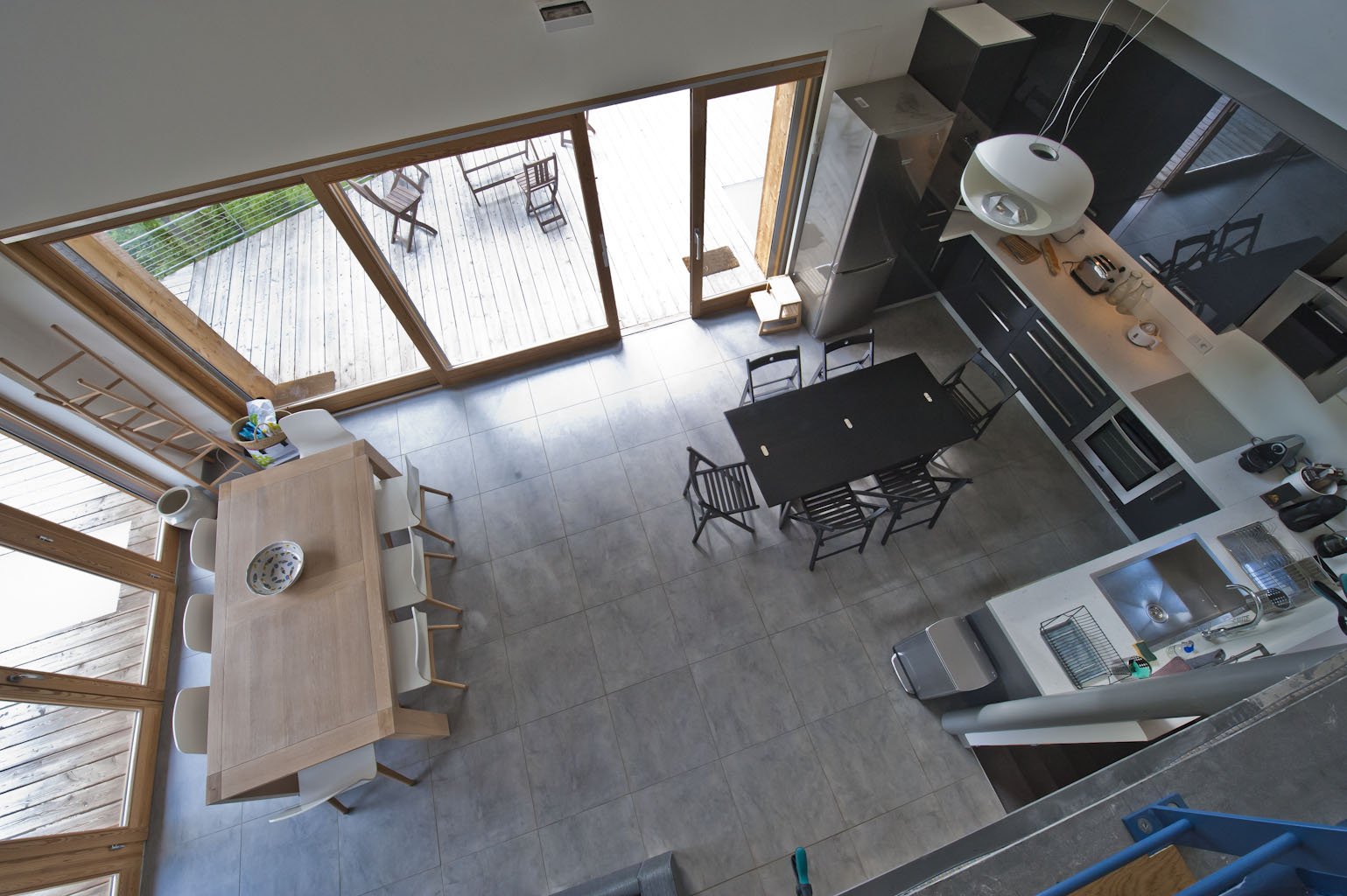 La cuisine et la salle à manger vue depuis la mezzanine