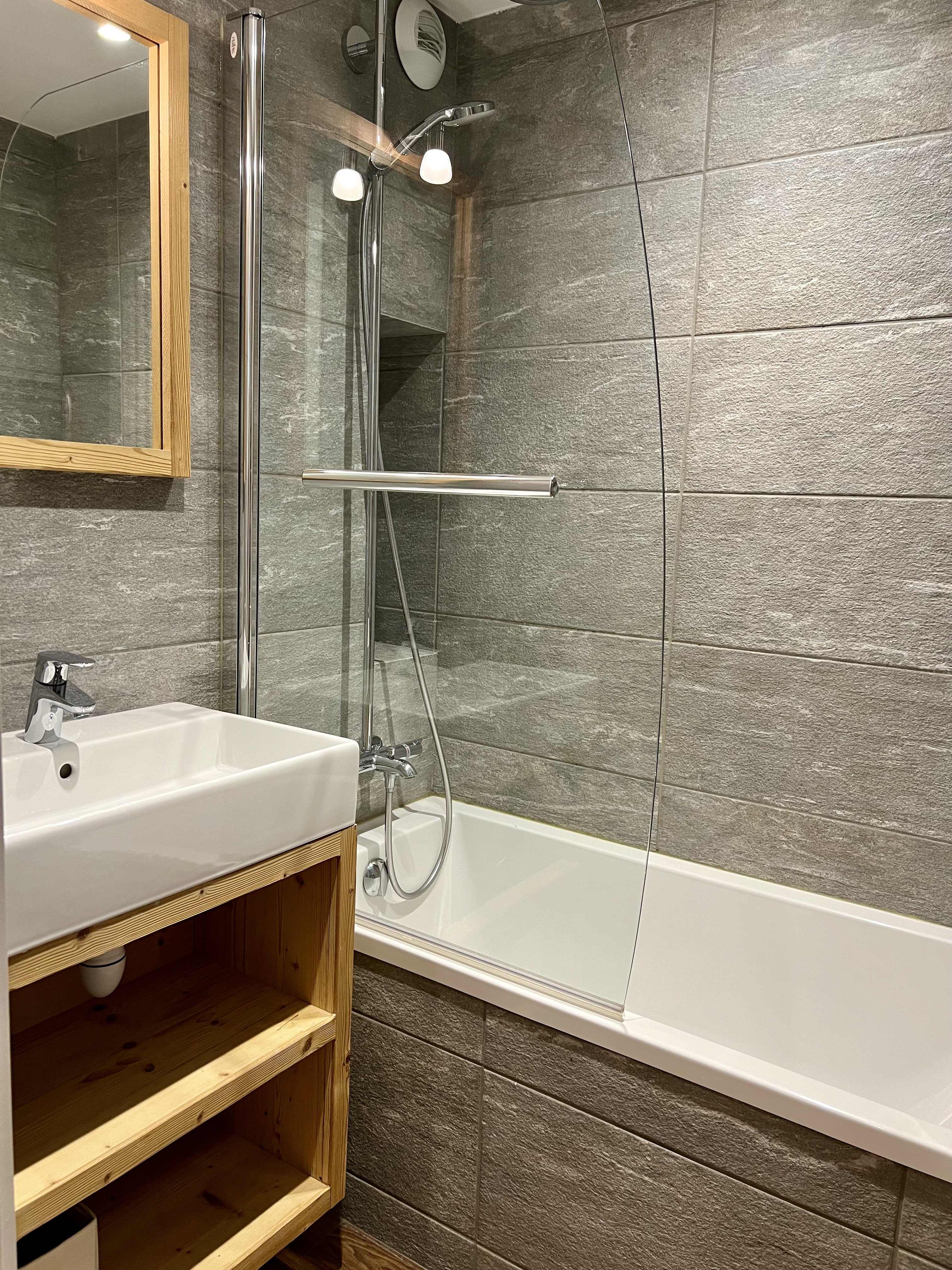 Salle de bain 1 avec baignoire
