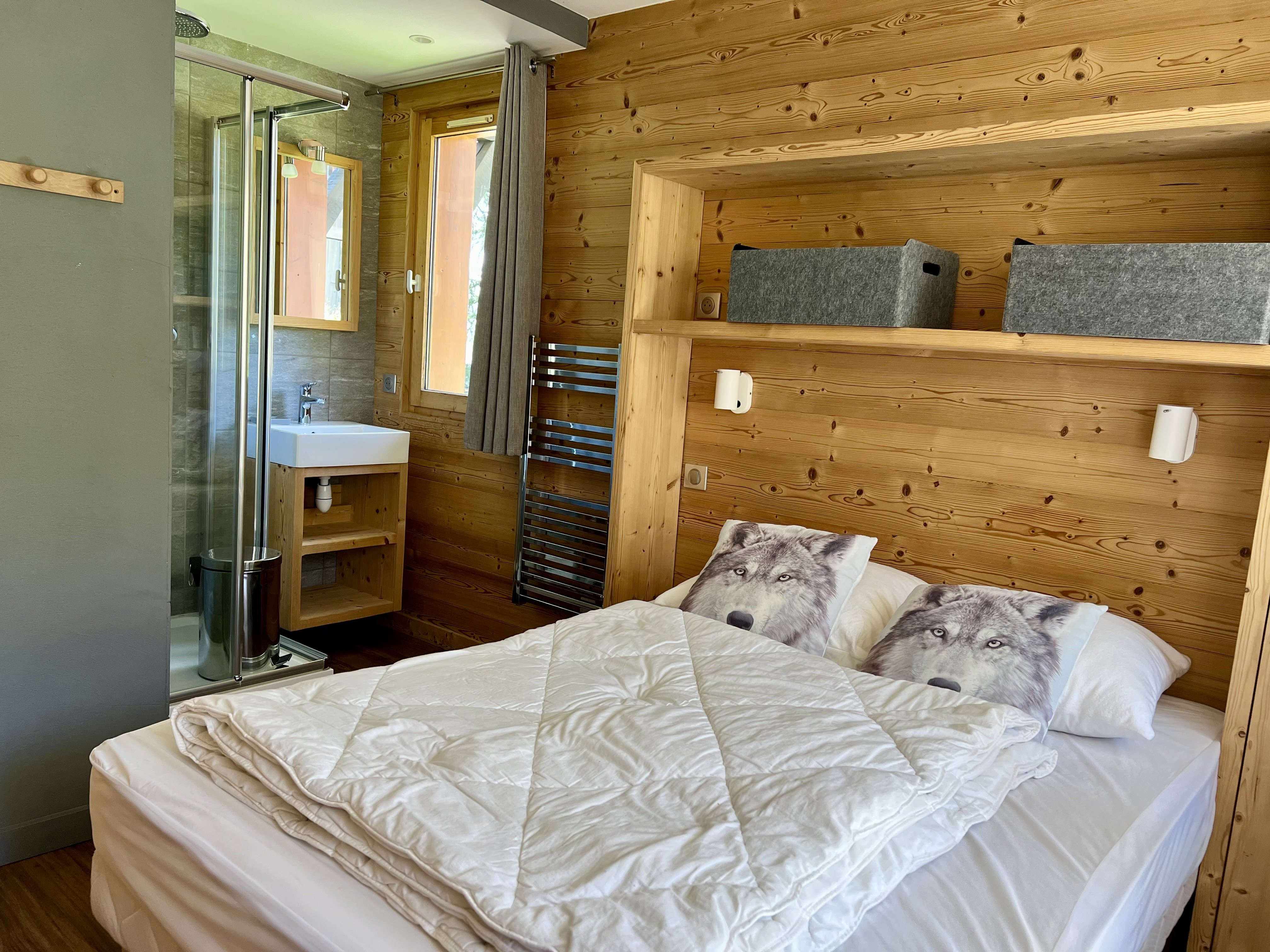 Chambre double 1 avec salle de bain (douche) et balcon