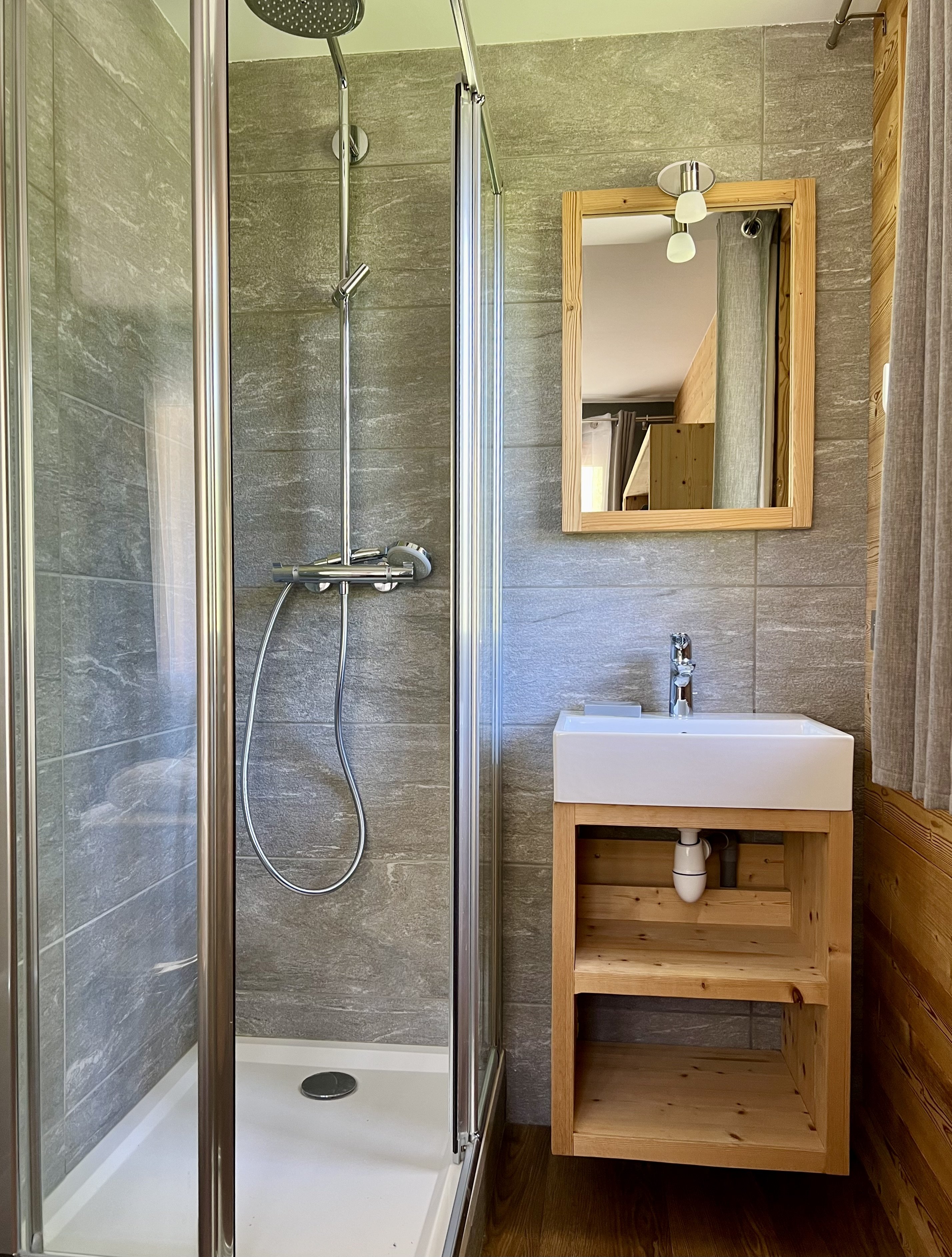 Salle de bain attenante à la chambre 1