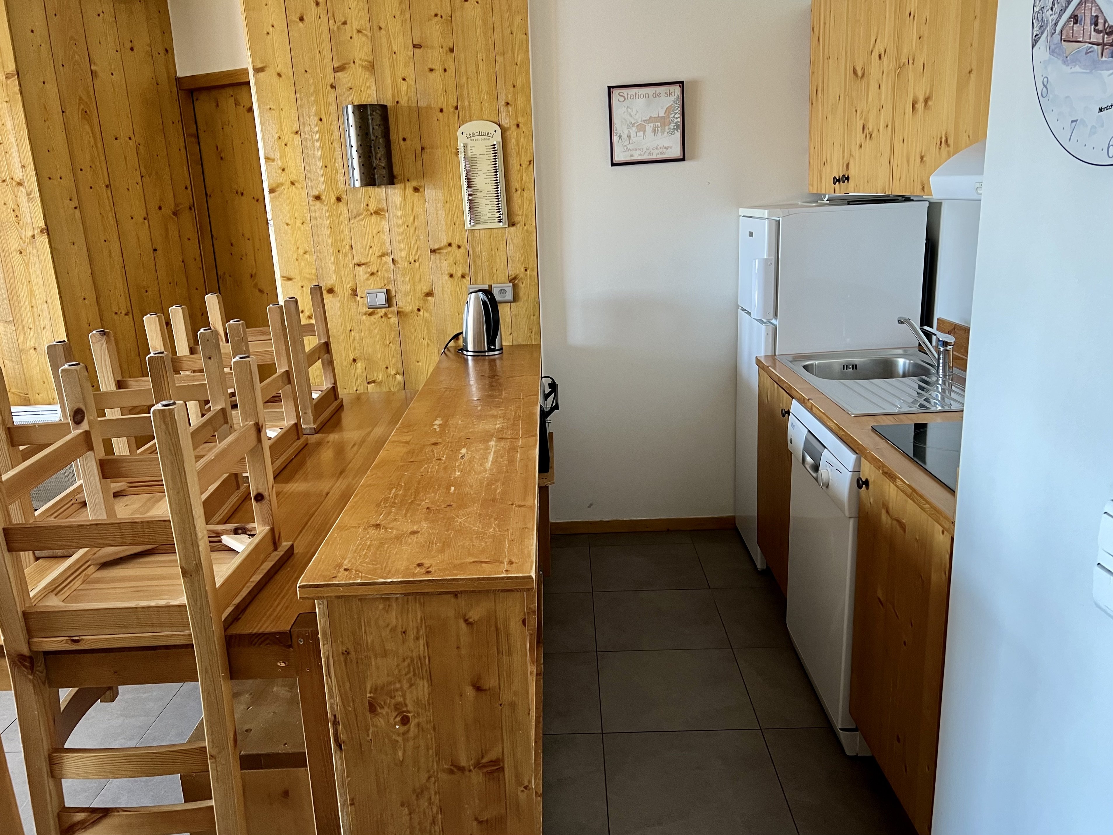 Petite cuisine ouverte sur le salon et fonctionnelle